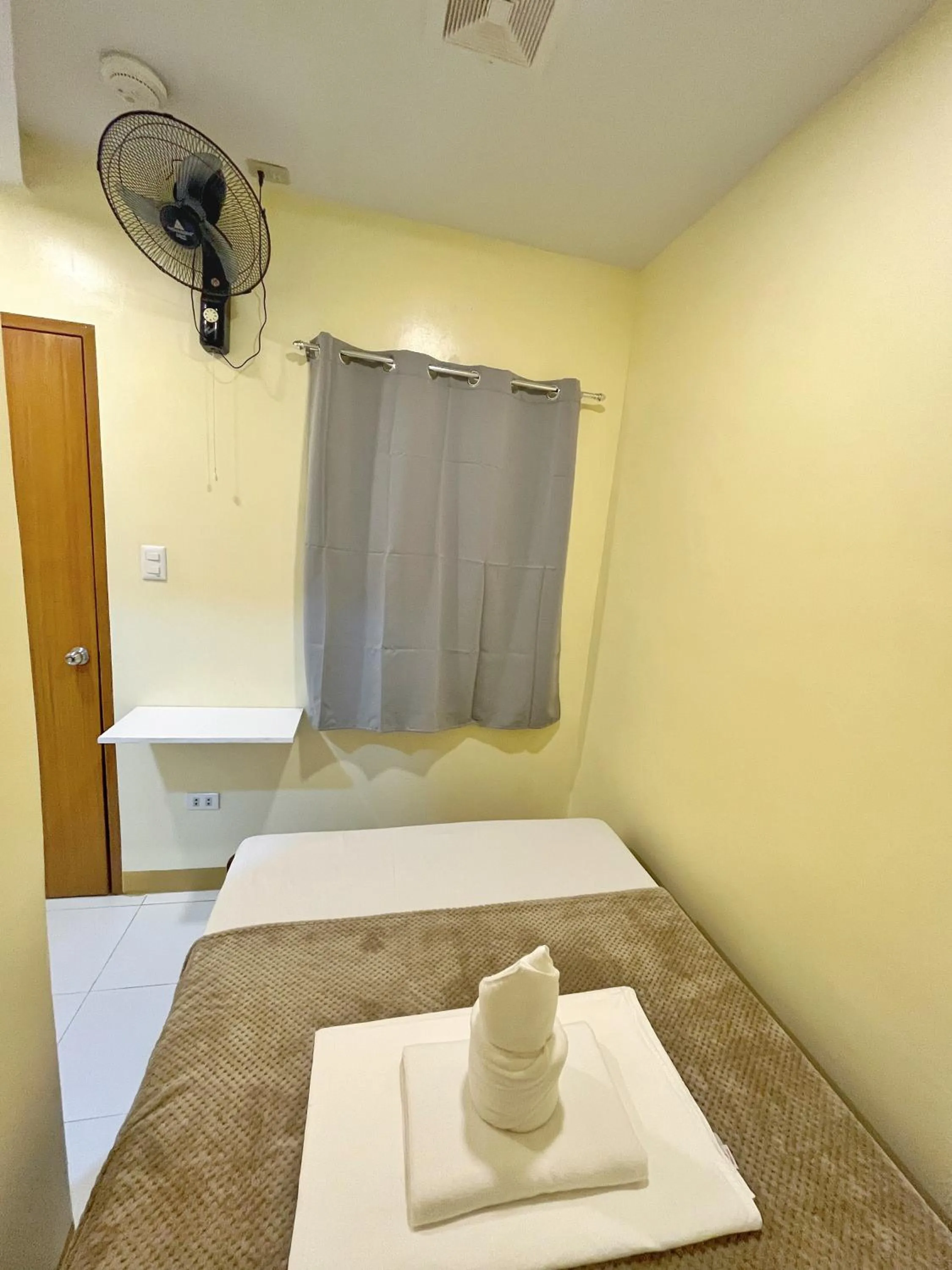 Photo of the whole room, Bed in Zuric Pension House