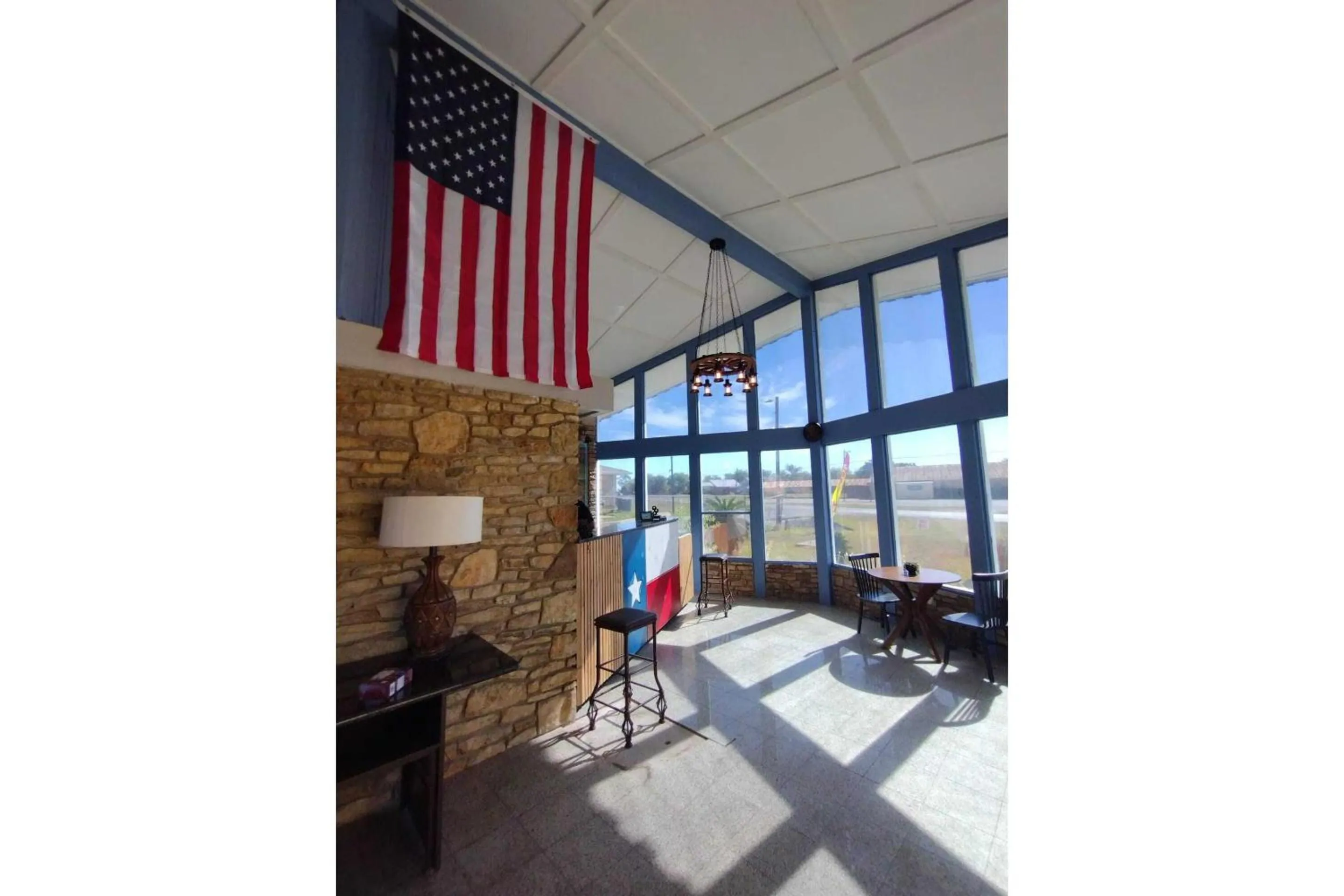 Seating area in Cannon Inn By Capital O Gonzales Tx