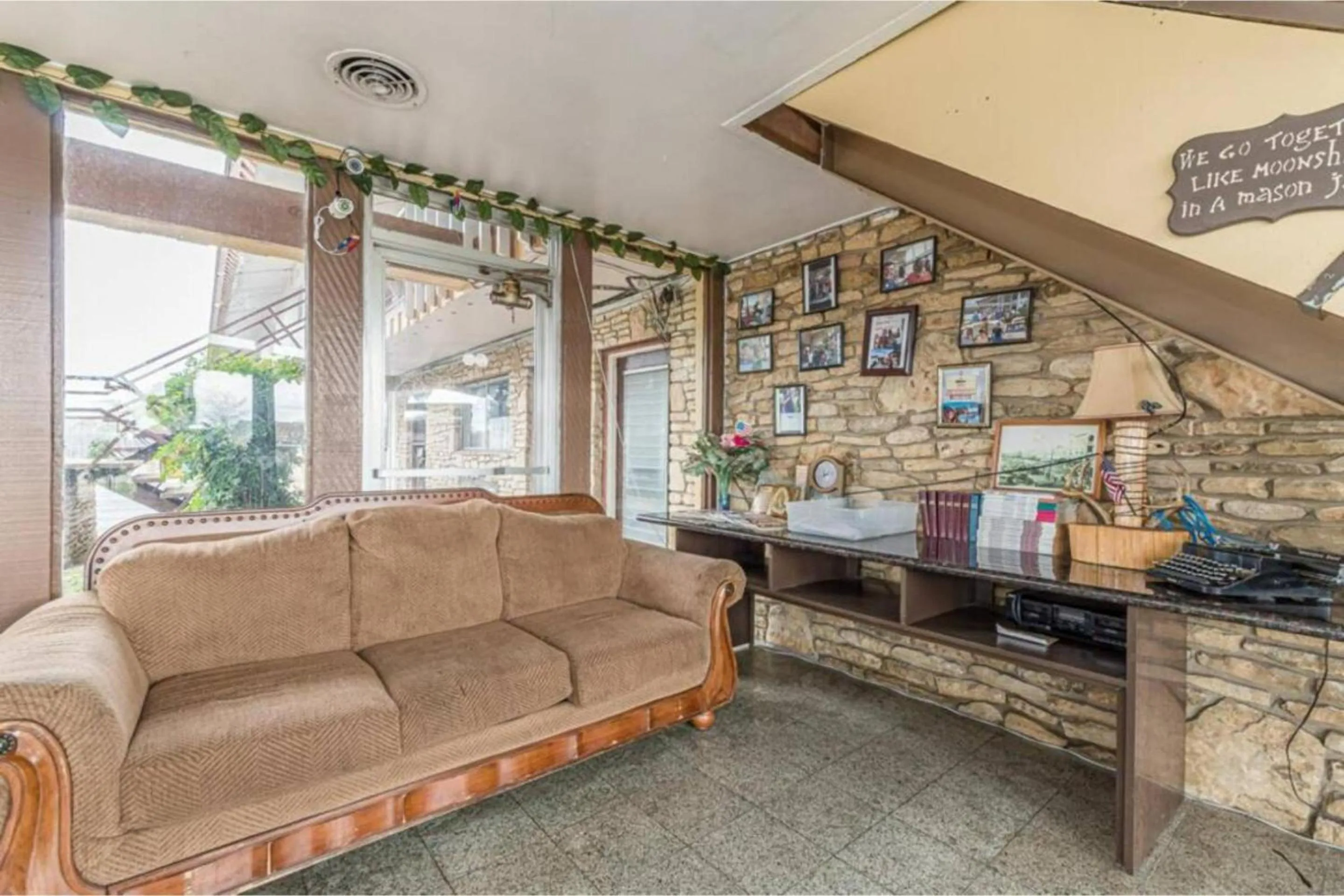 Seating area in Cannon Inn By Capital O Gonzales Tx