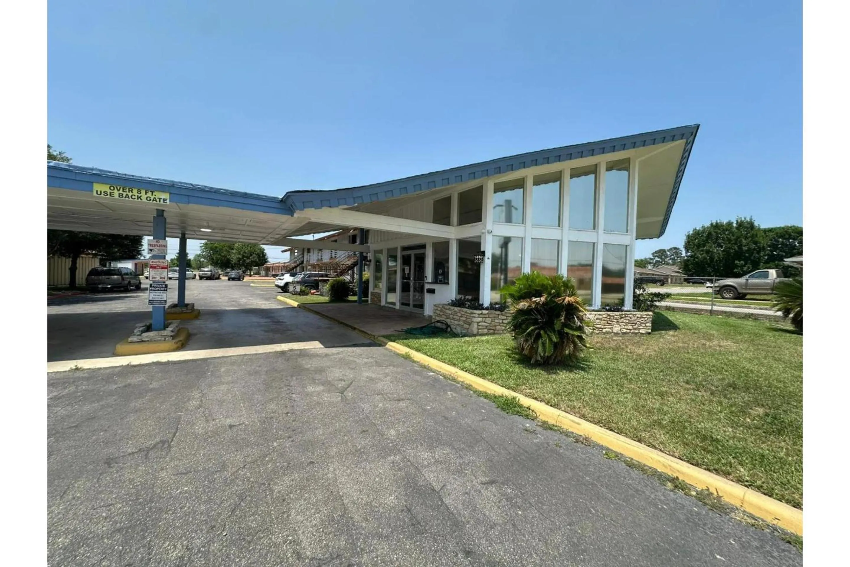 Facade/entrance in Cannon Inn By Capital O Gonzales Tx