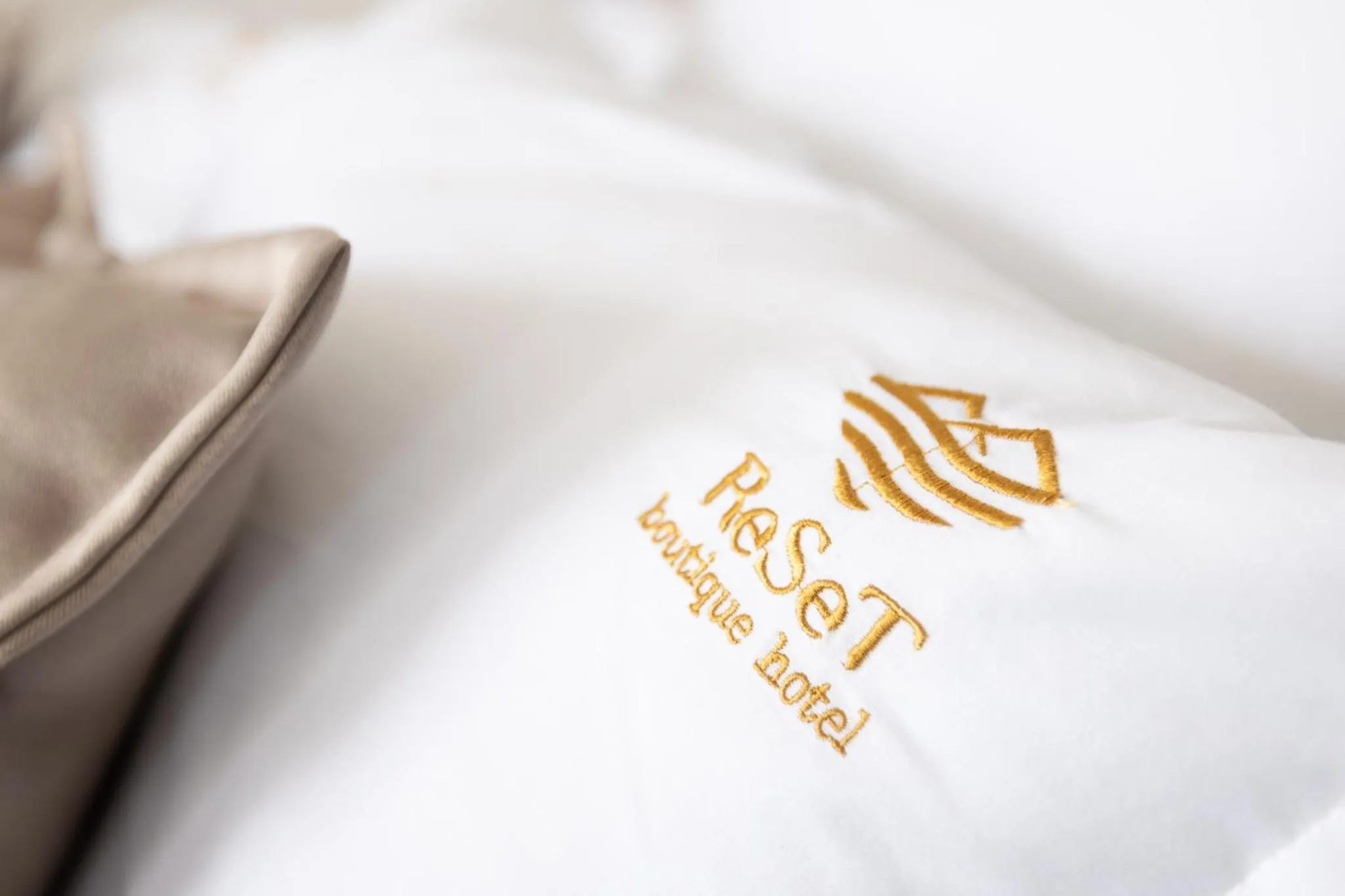 Logo/Certificate/Sign, Bed in Hotel Reset