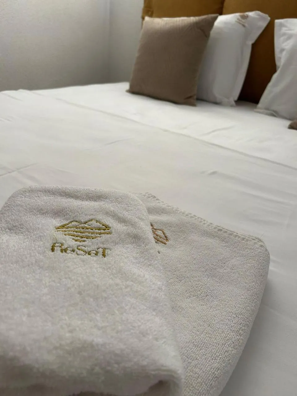 towels, Bed in Hotel Reset