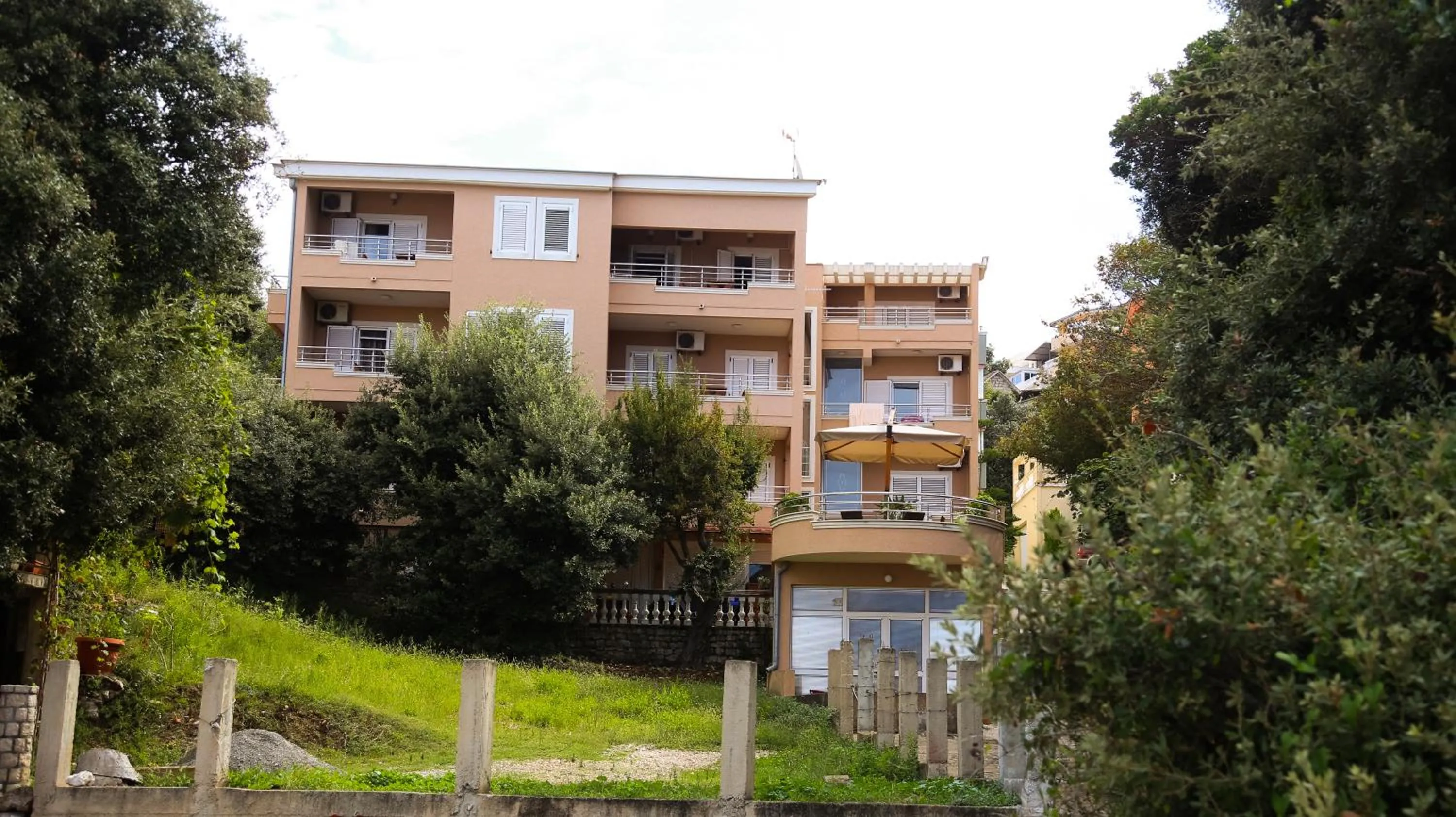 Facade/entrance in Apartments Misko