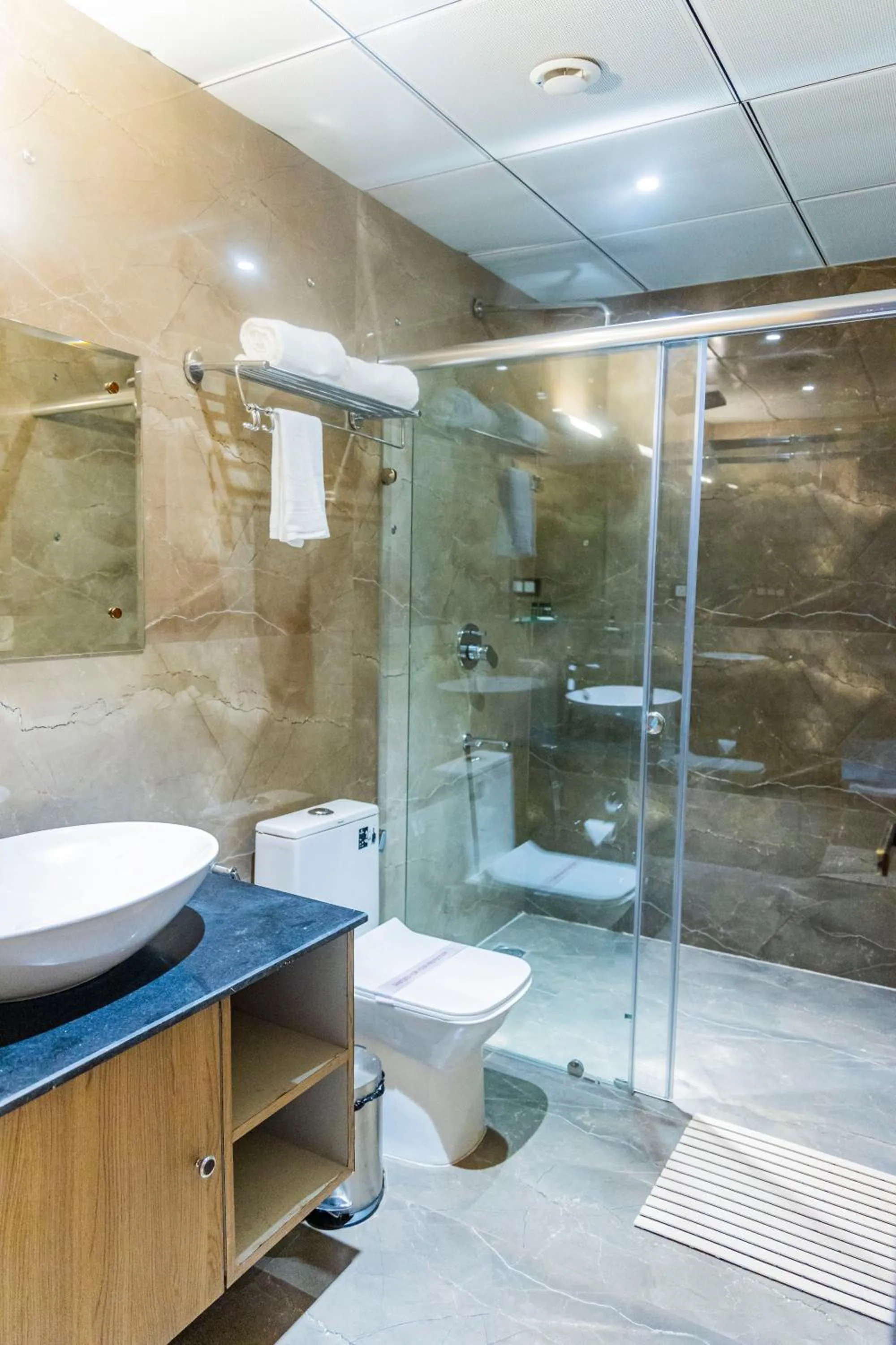 Shower in Hotel Aryavilas-A Luxury Boutique Hotel