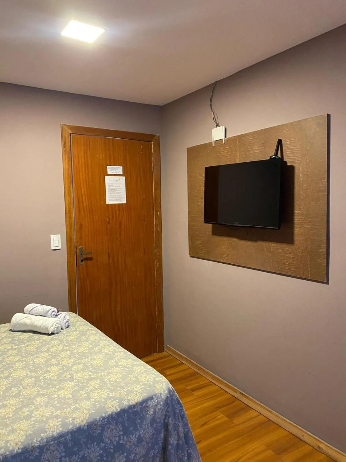 TV and multimedia, Bed in Serra Negra Pousada Spa - by Easy Hotéis