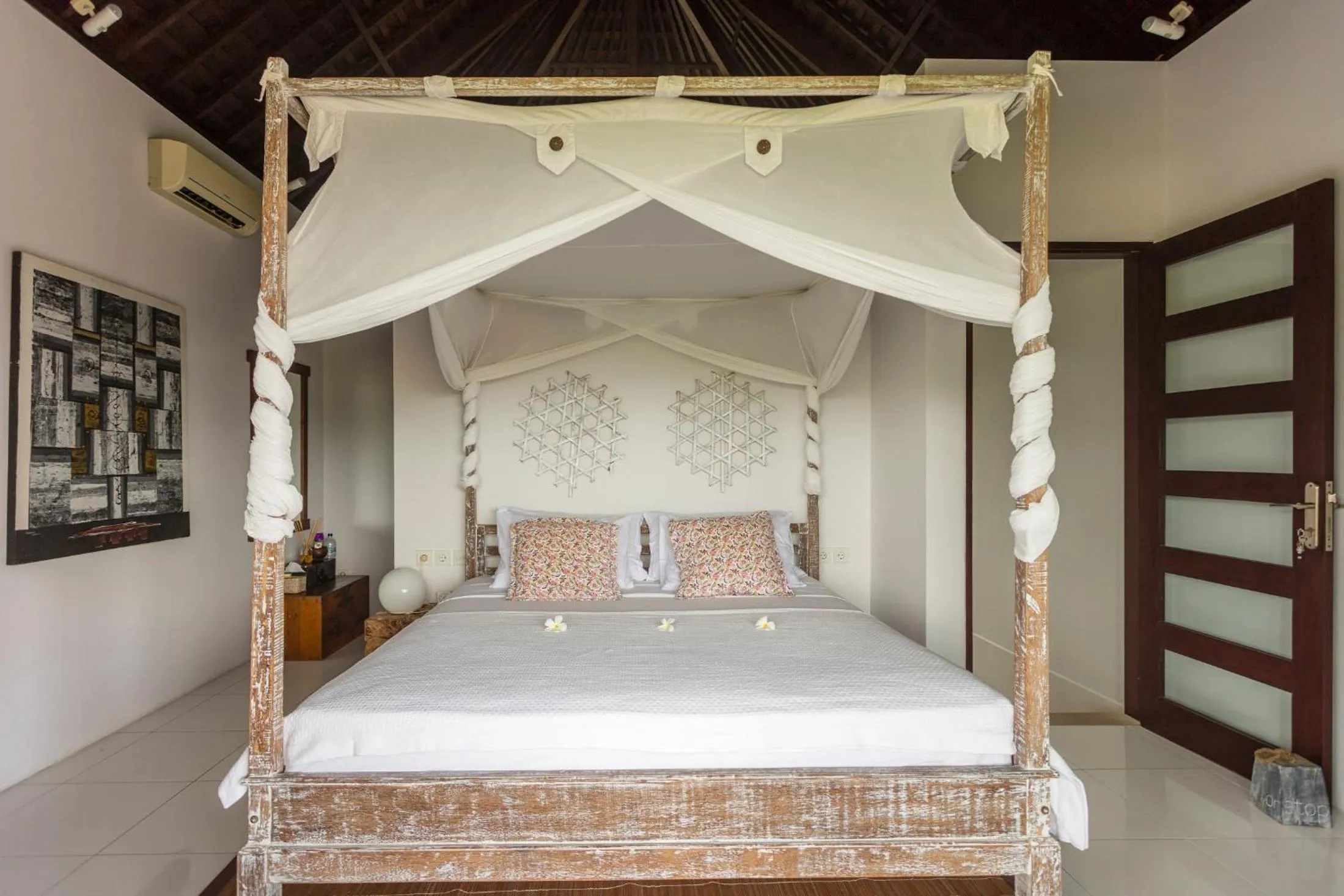 Bed in Lumi Villa Uluwatu