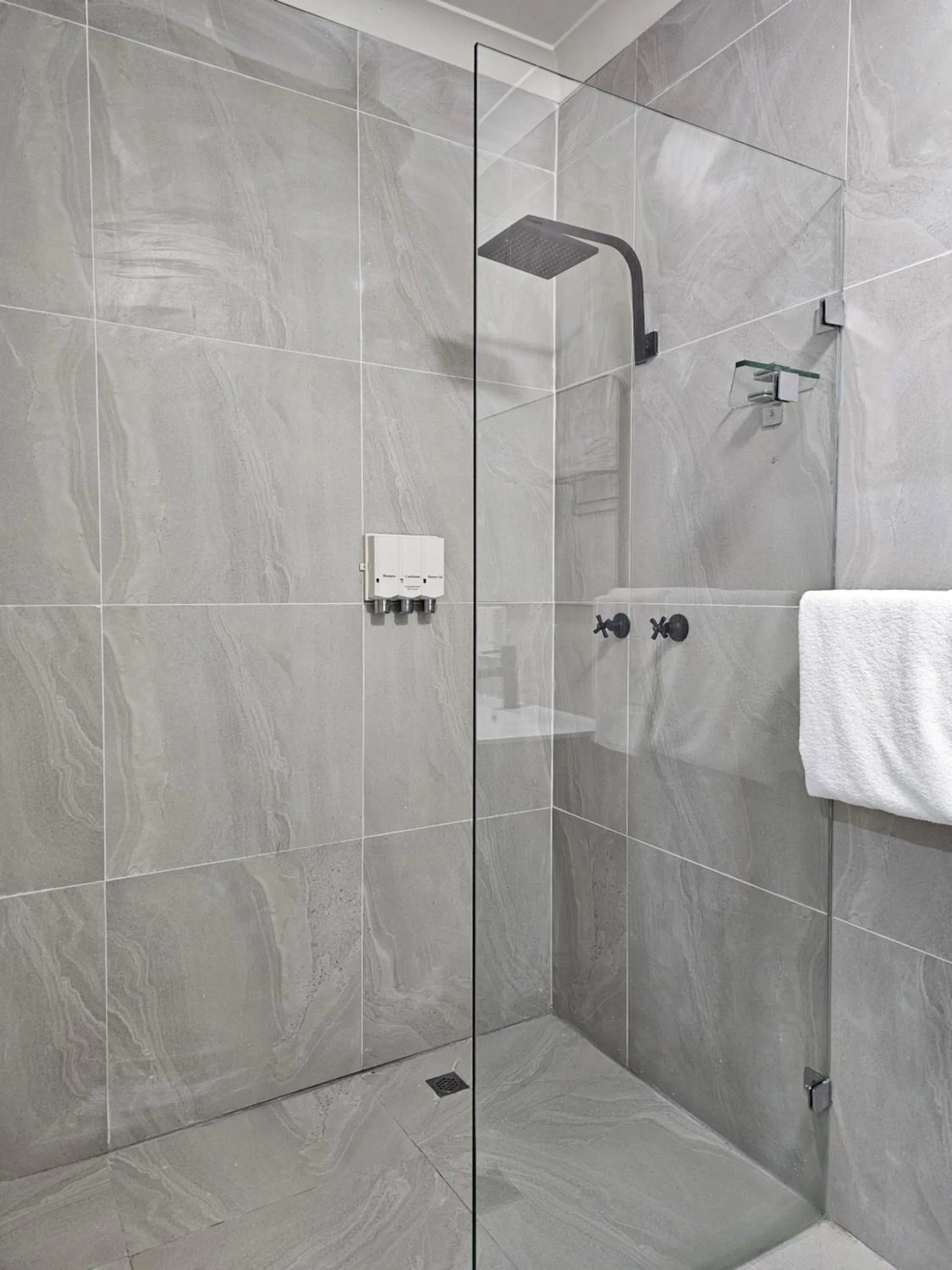 Shower in Country Lodge Motor Inn