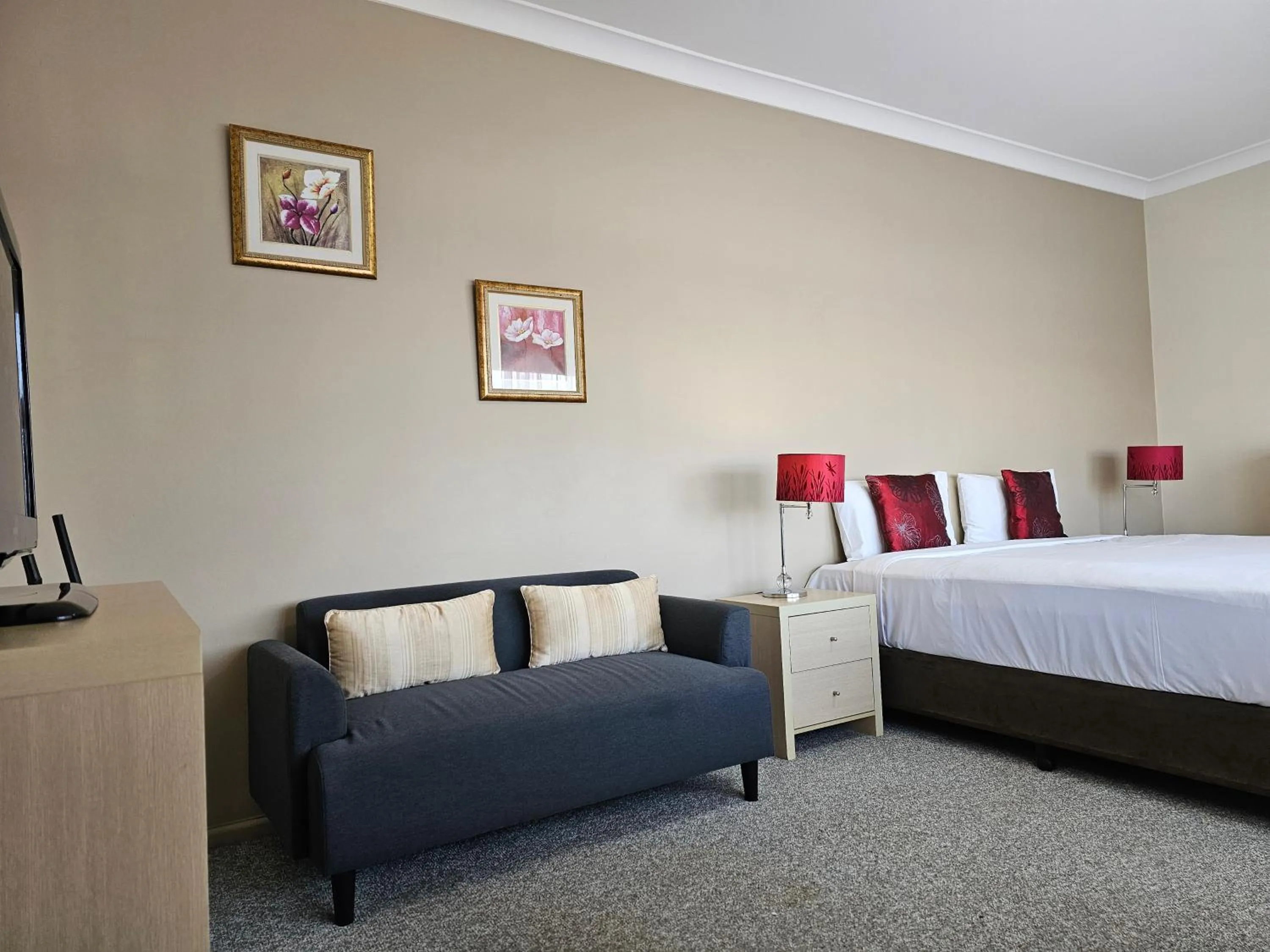 Photo of the whole room, Bed in Country Lodge Motor Inn