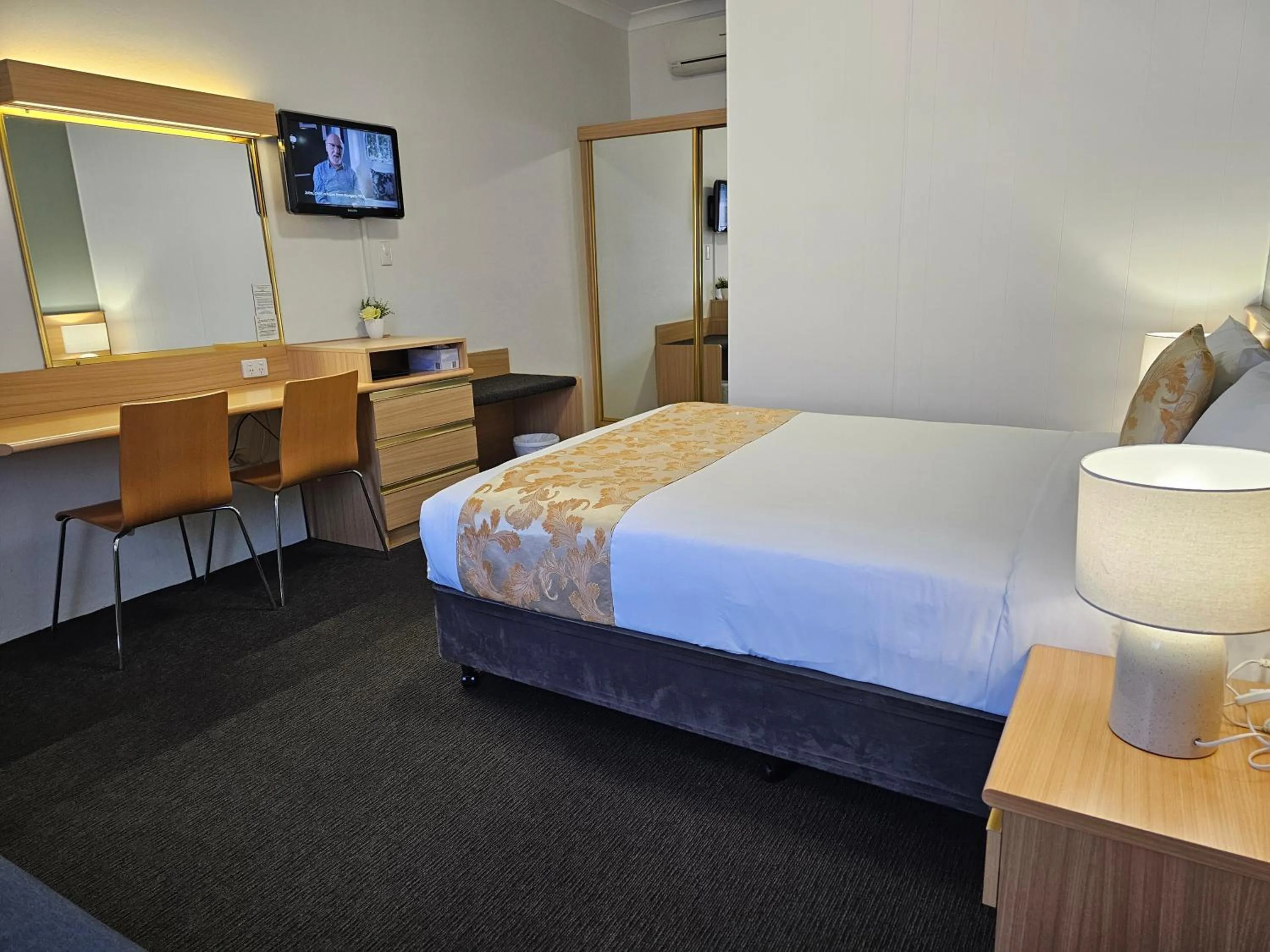 Photo of the whole room, Bed in Country Lodge Motor Inn