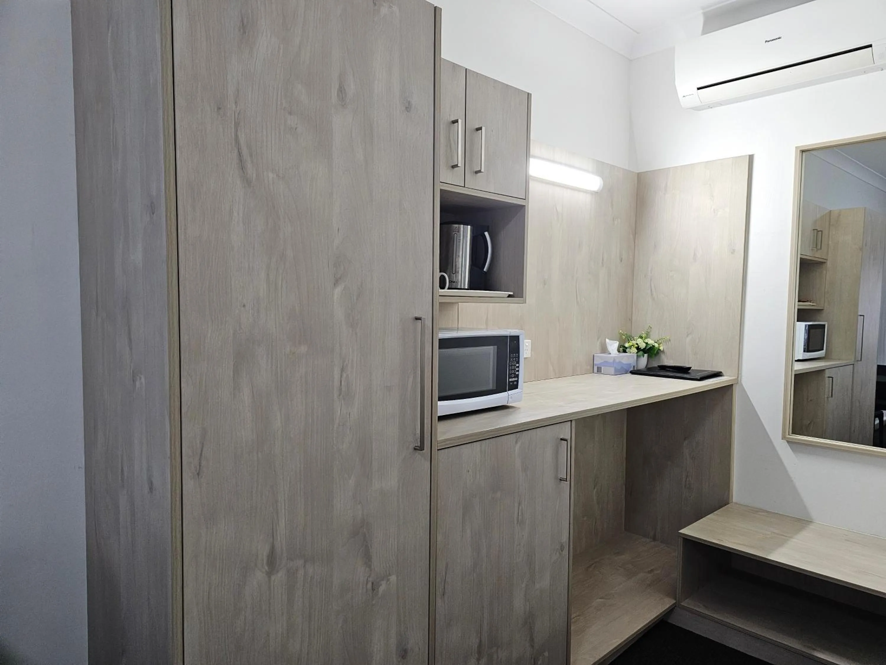 microwave in Country Lodge Motor Inn