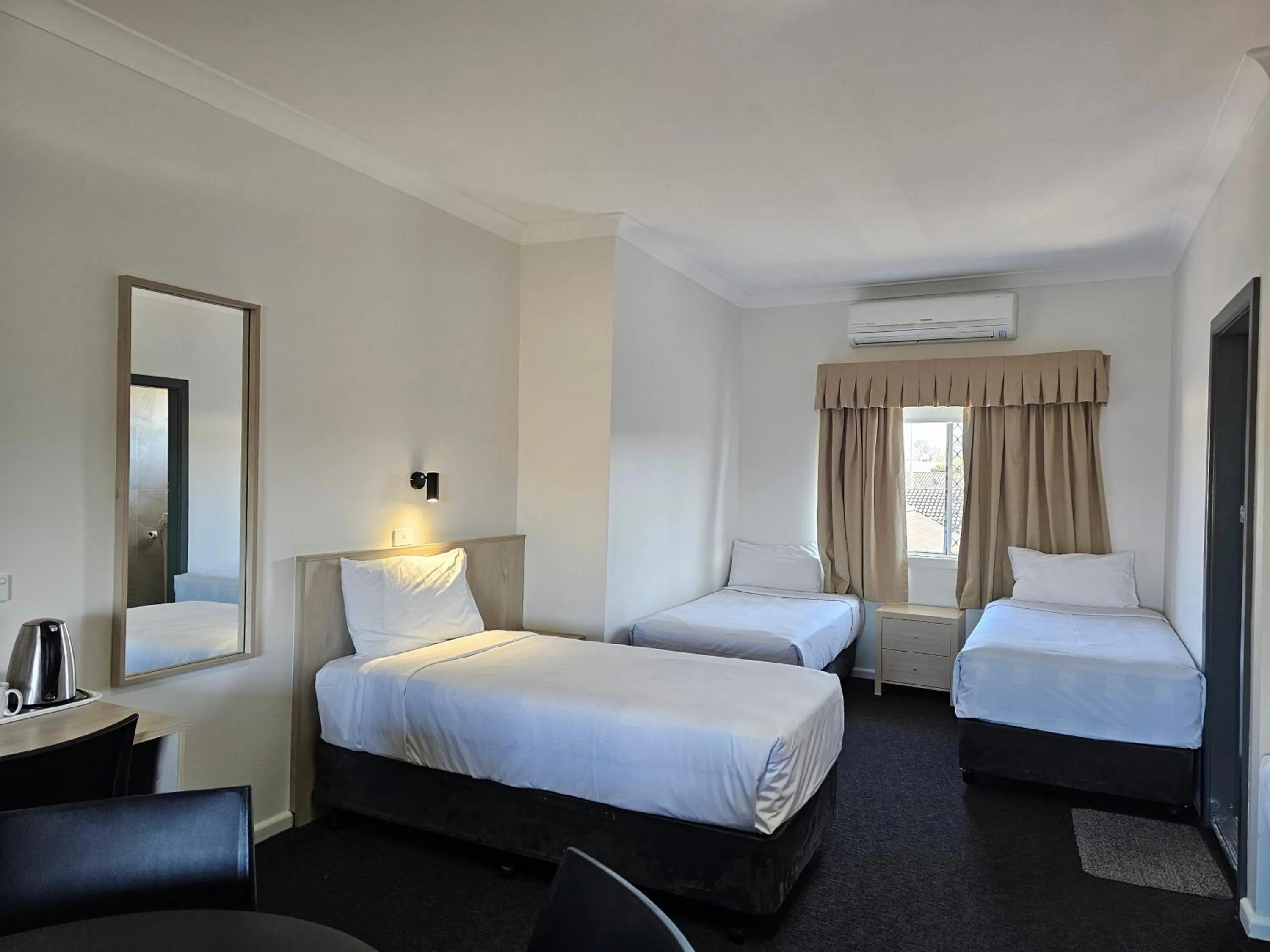 Bed in Country Lodge Motor Inn