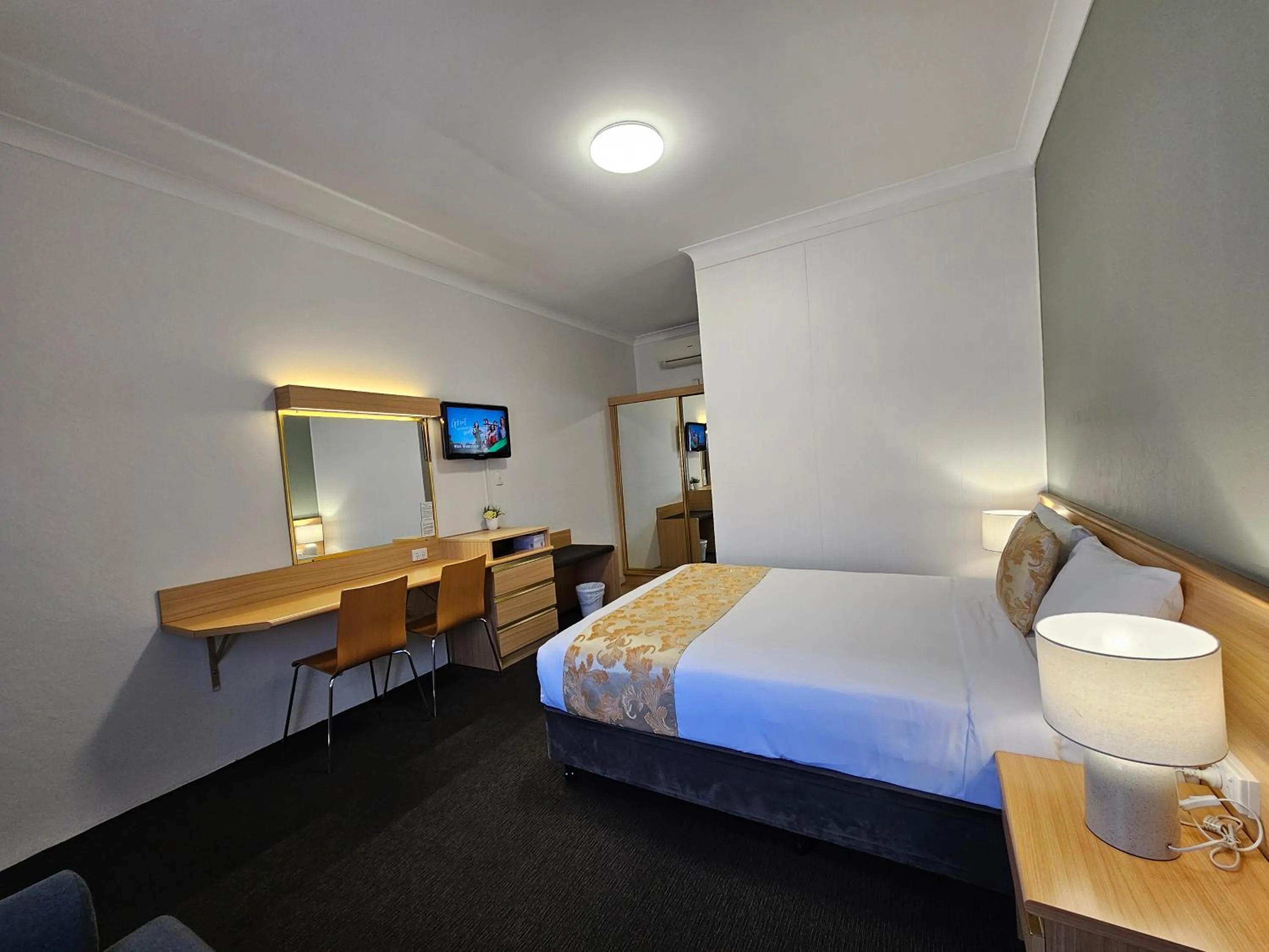 Photo of the whole room, Bed in Country Lodge Motor Inn