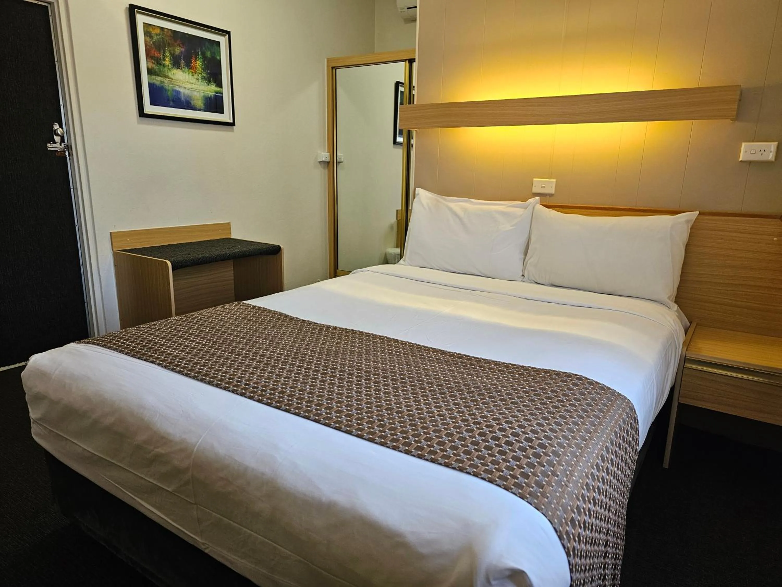 Bed in Country Lodge Motor Inn