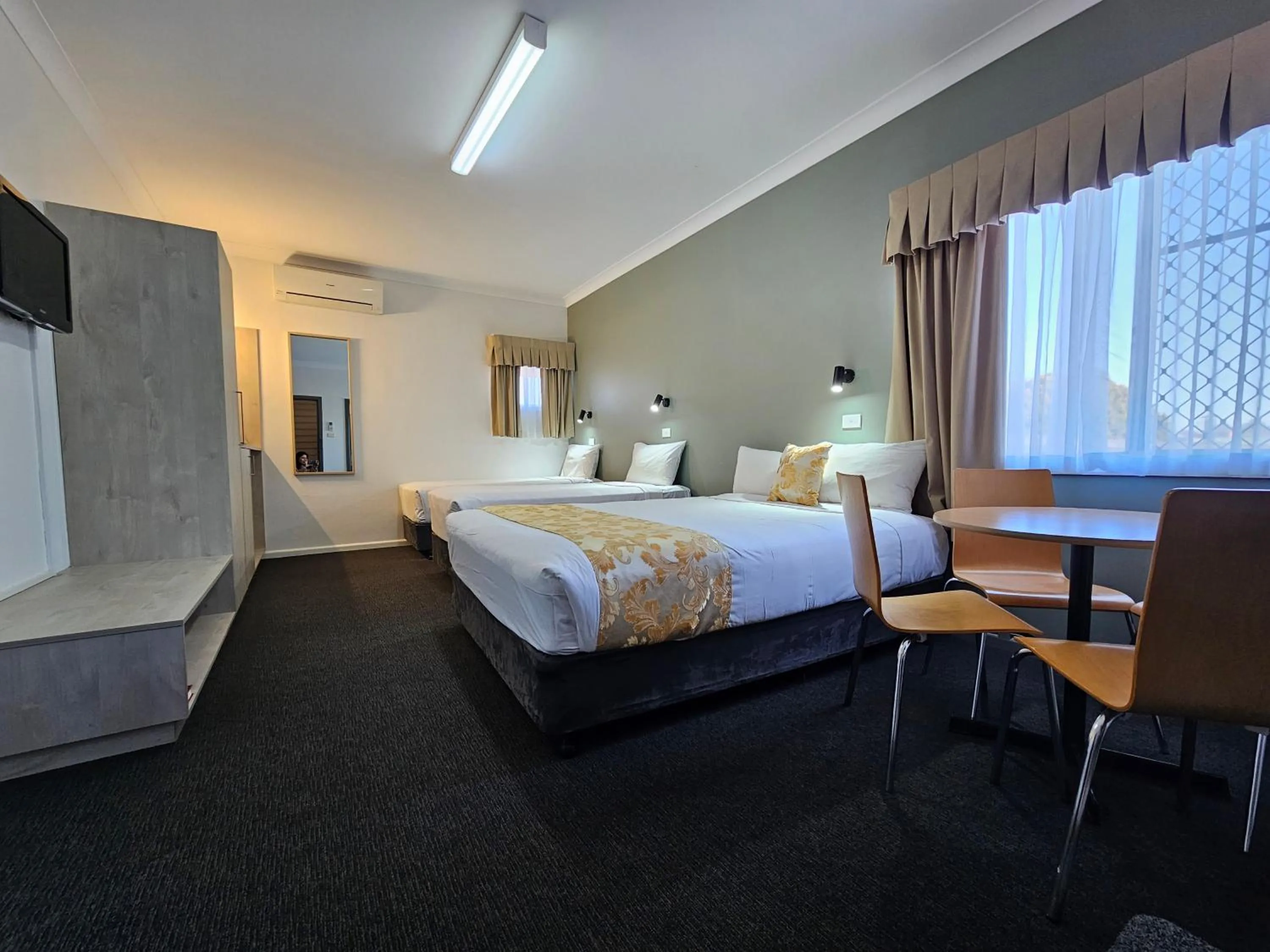 Bed in Country Lodge Motor Inn