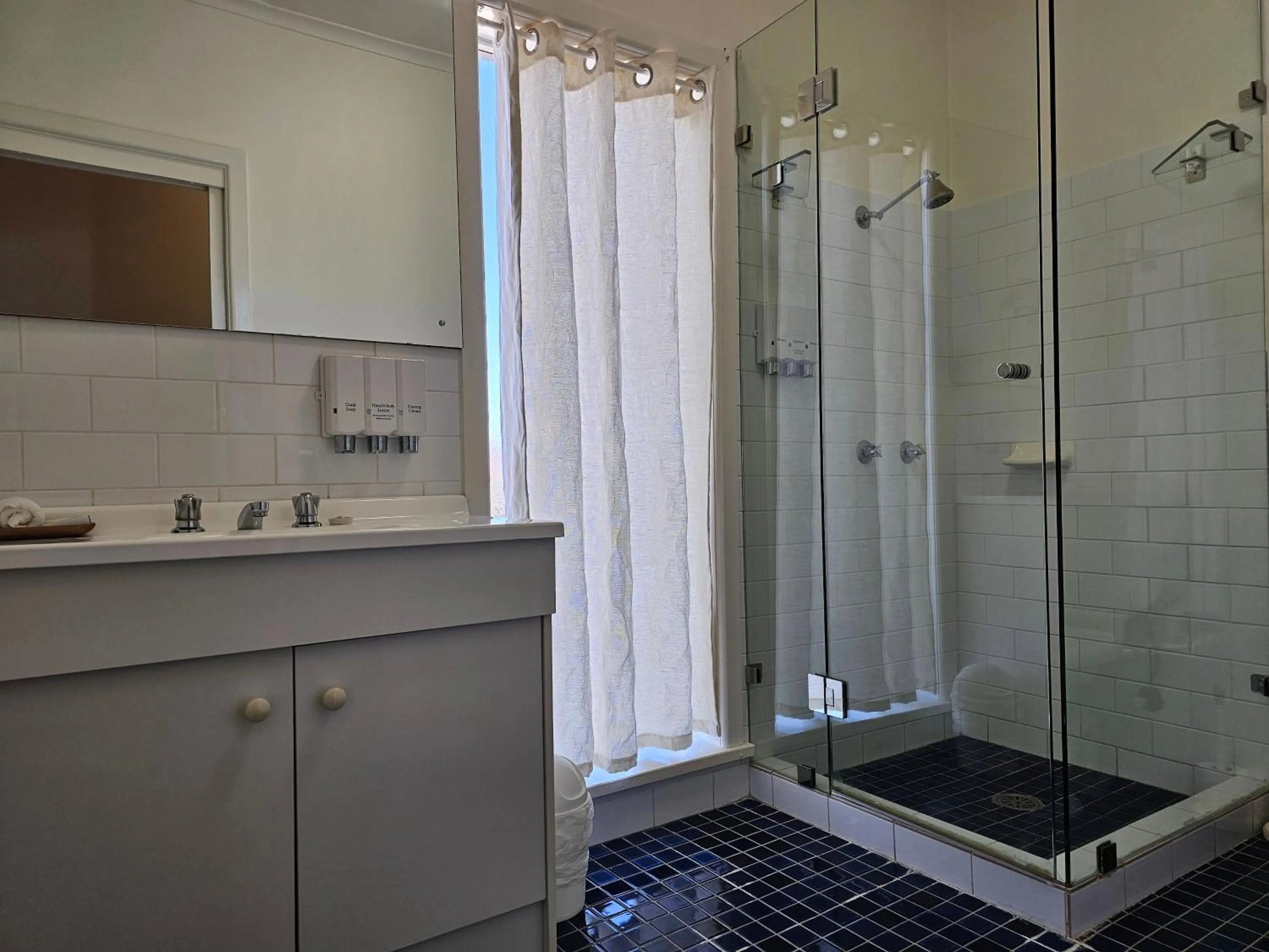 Shower in Country Lodge Motor Inn