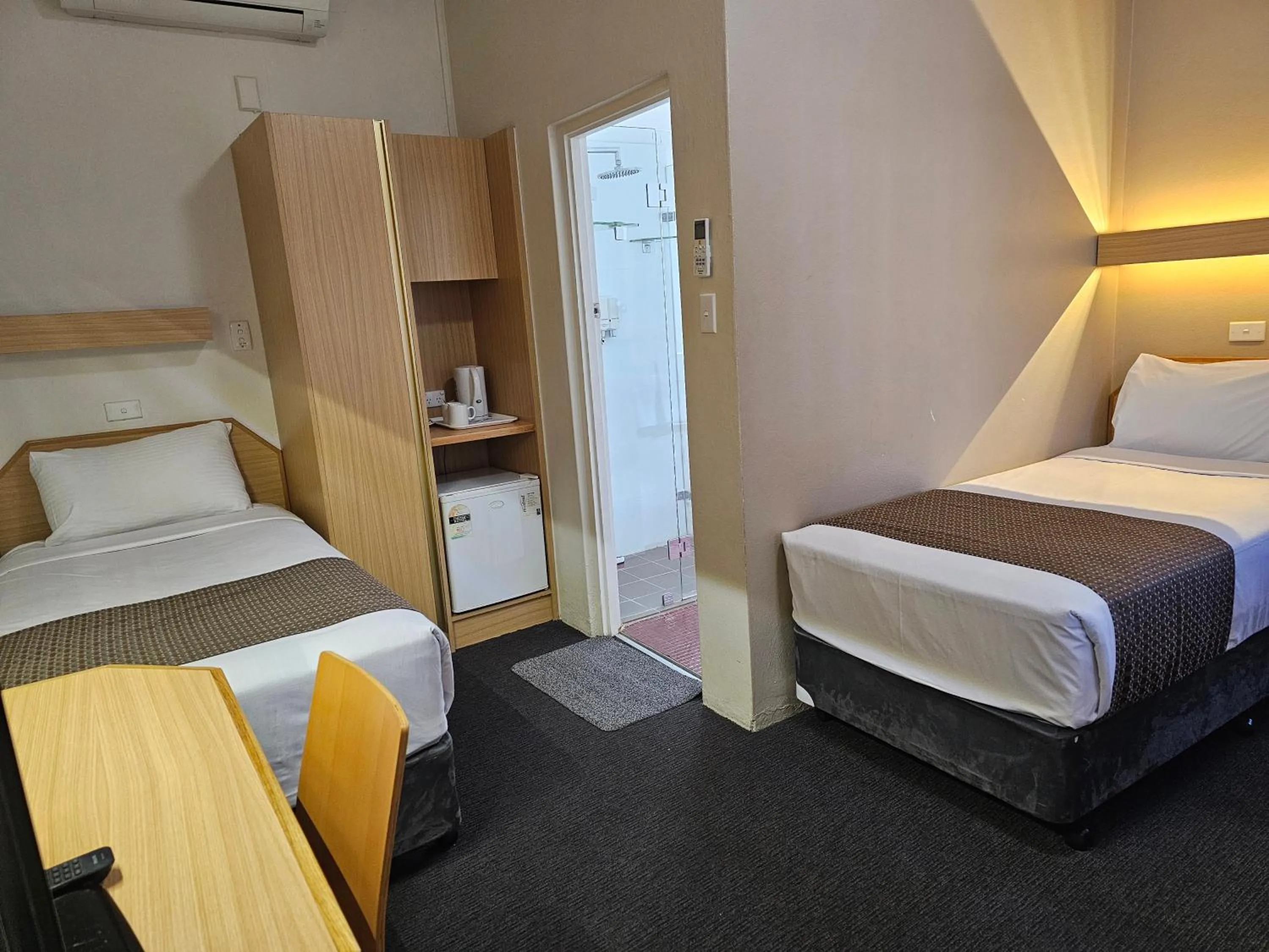 Bed in Country Lodge Motor Inn