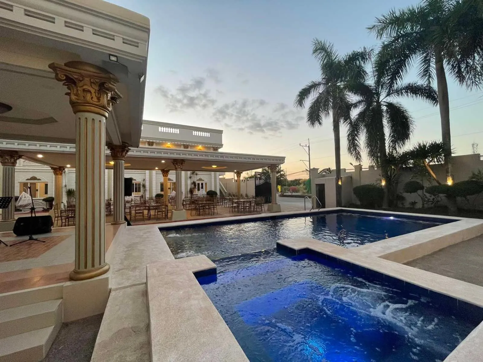 Swimming pool in El Palacio Hotel & Resort