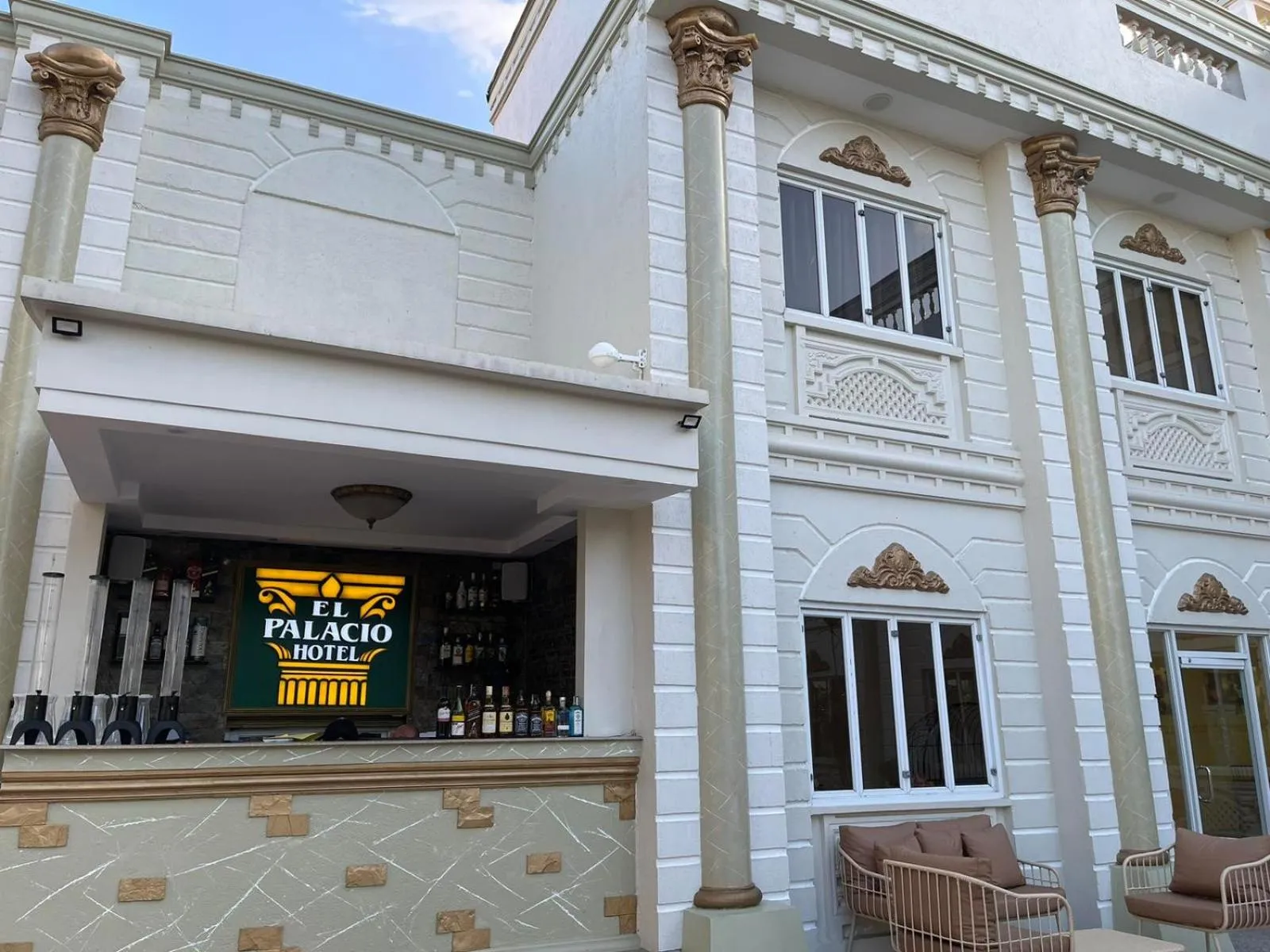 Restaurant/places to eat in El Palacio Hotel & Resort