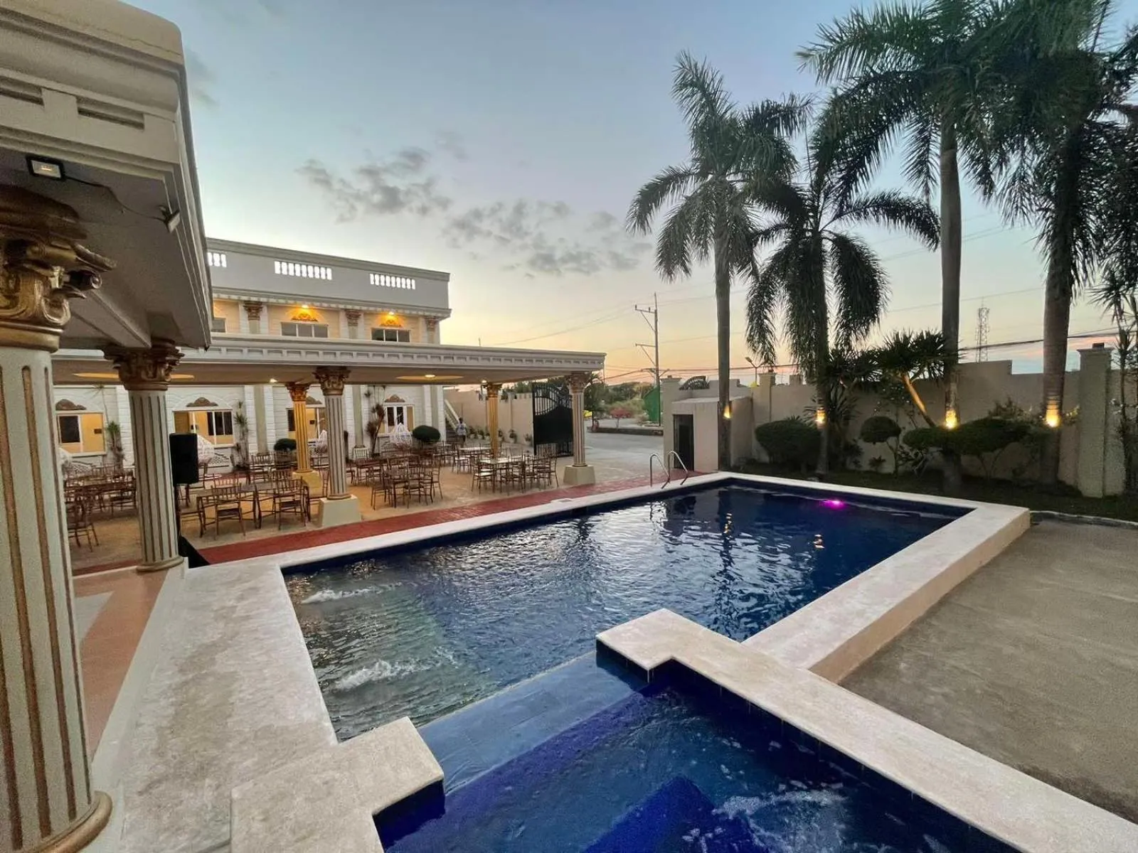 Swimming pool in El Palacio Hotel & Resort