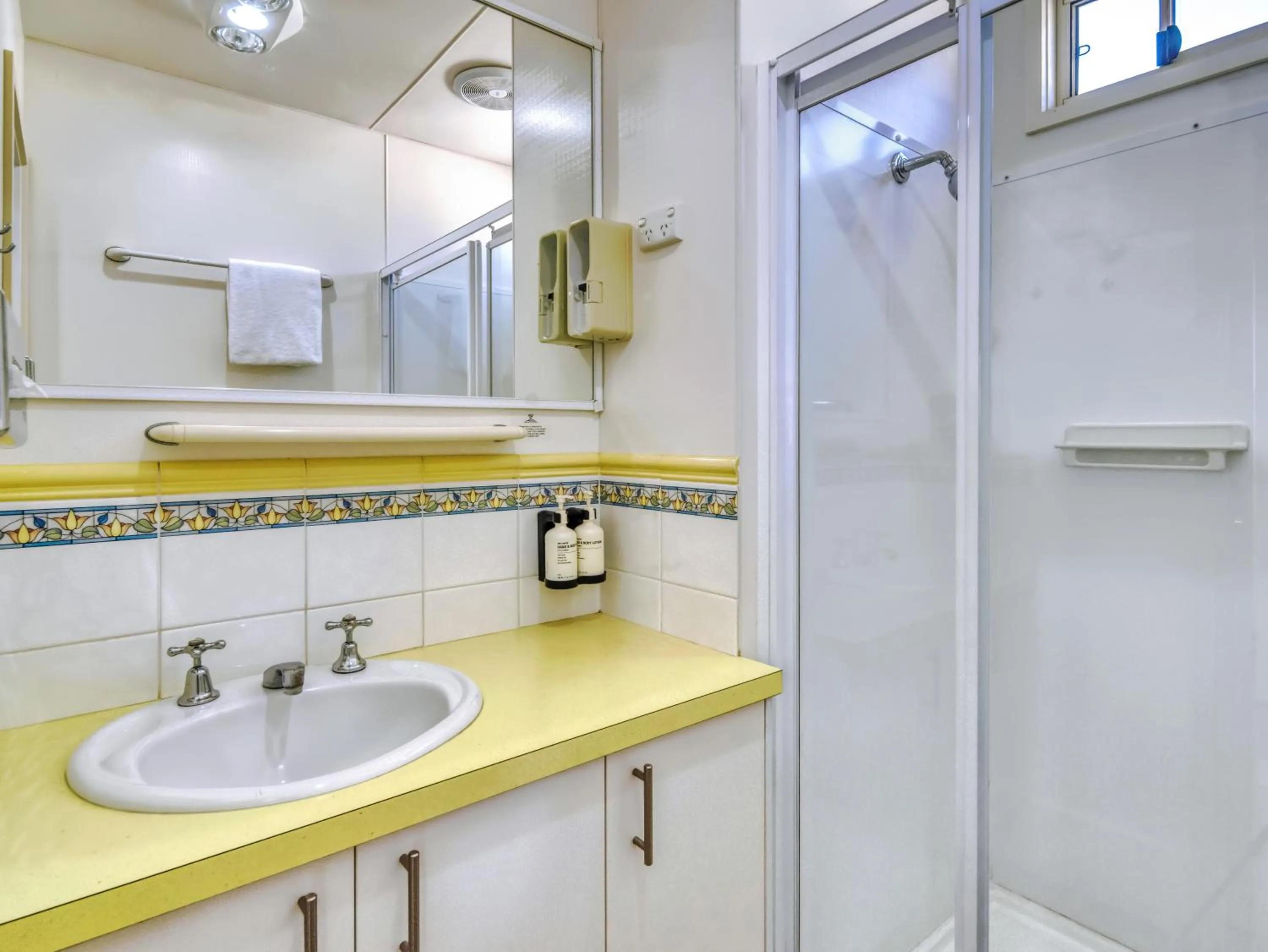 Shower in BIG4 Ingenia Holidays Queenscliff Beacon