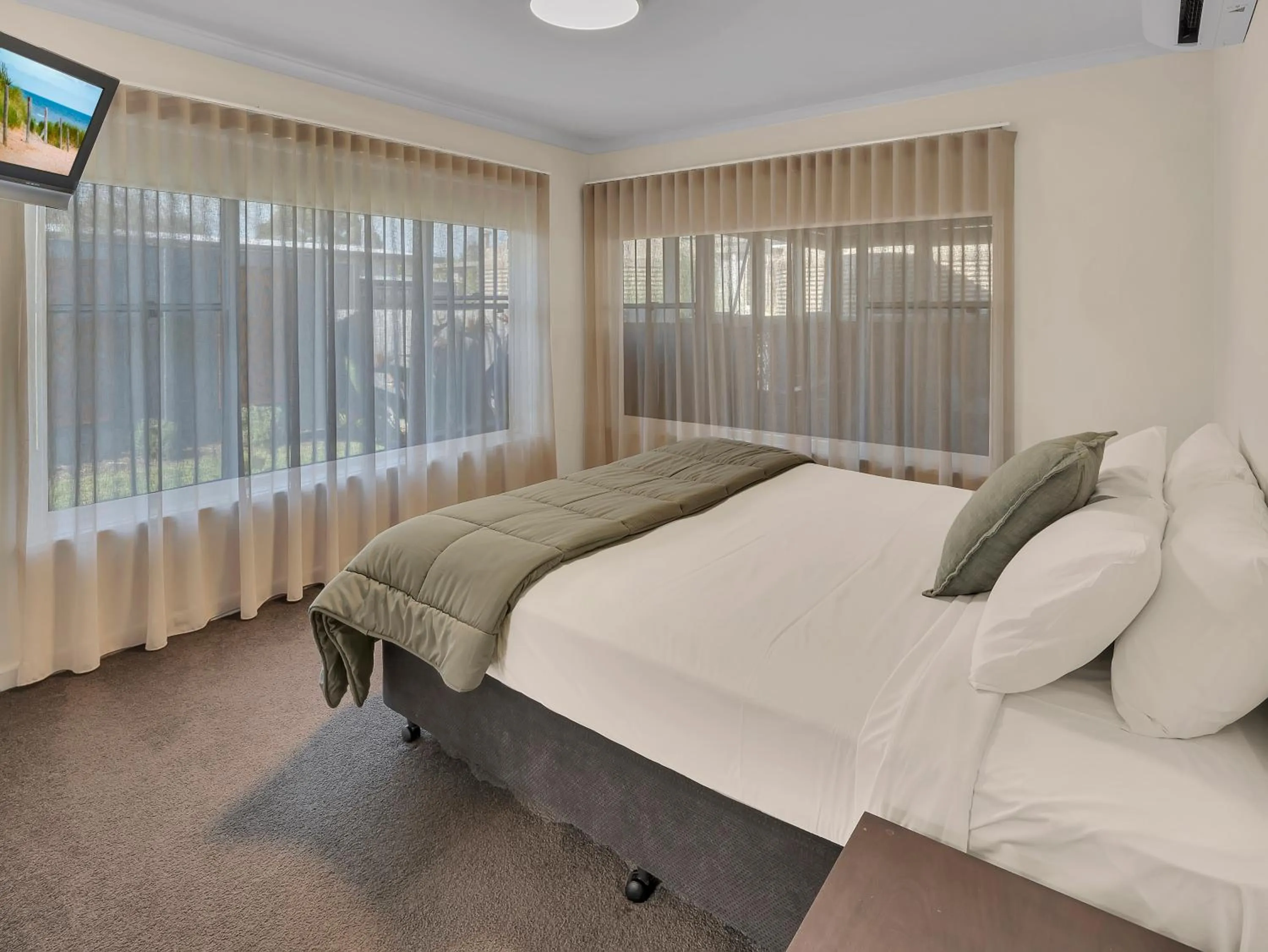 Bed in BIG4 Ingenia Holidays Queenscliff Beacon