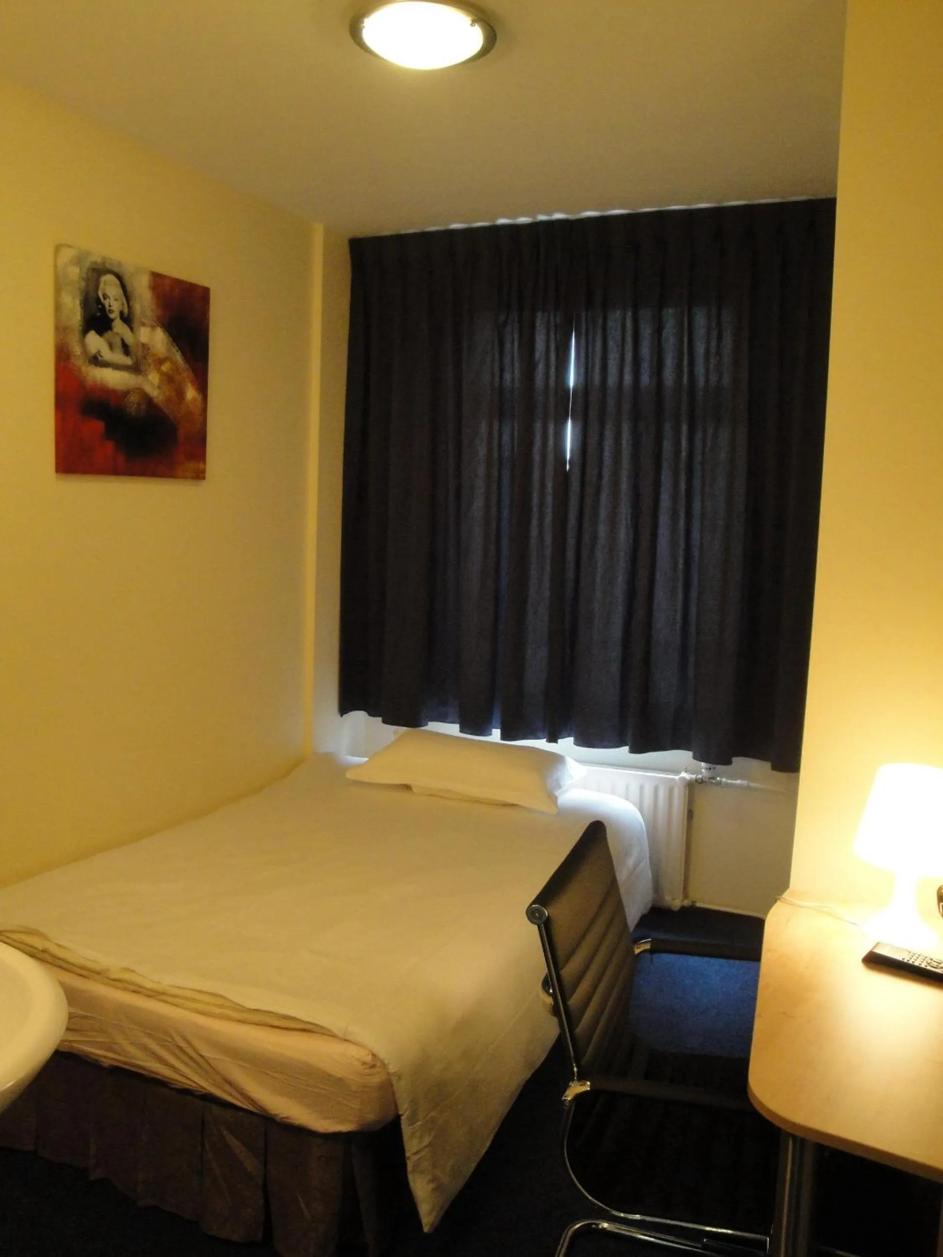 Bathroom, Bed in New City Hotel Scheveningen