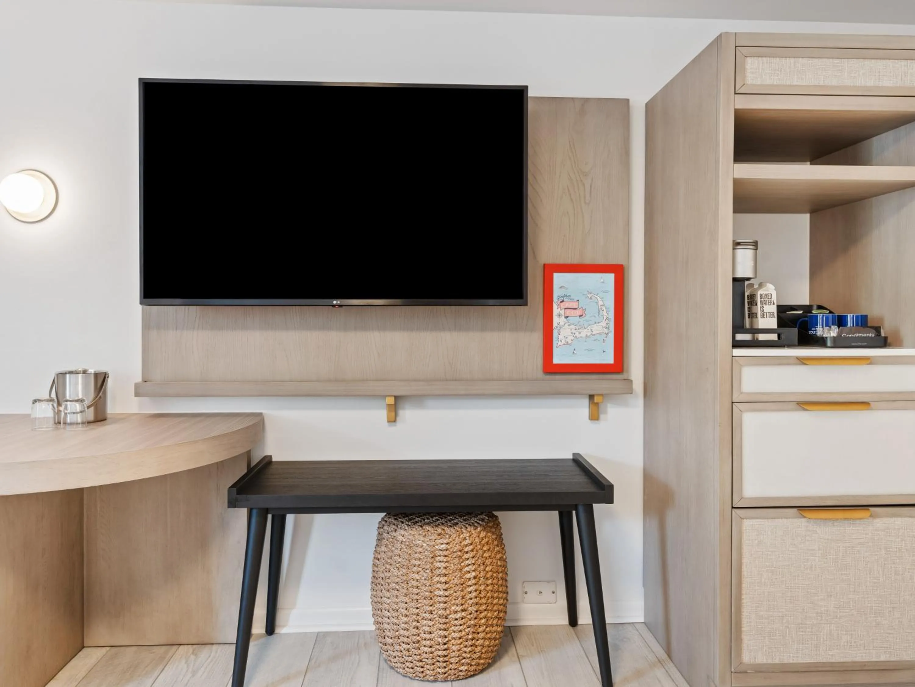 TV and multimedia in Greyfinch Chatham Inn