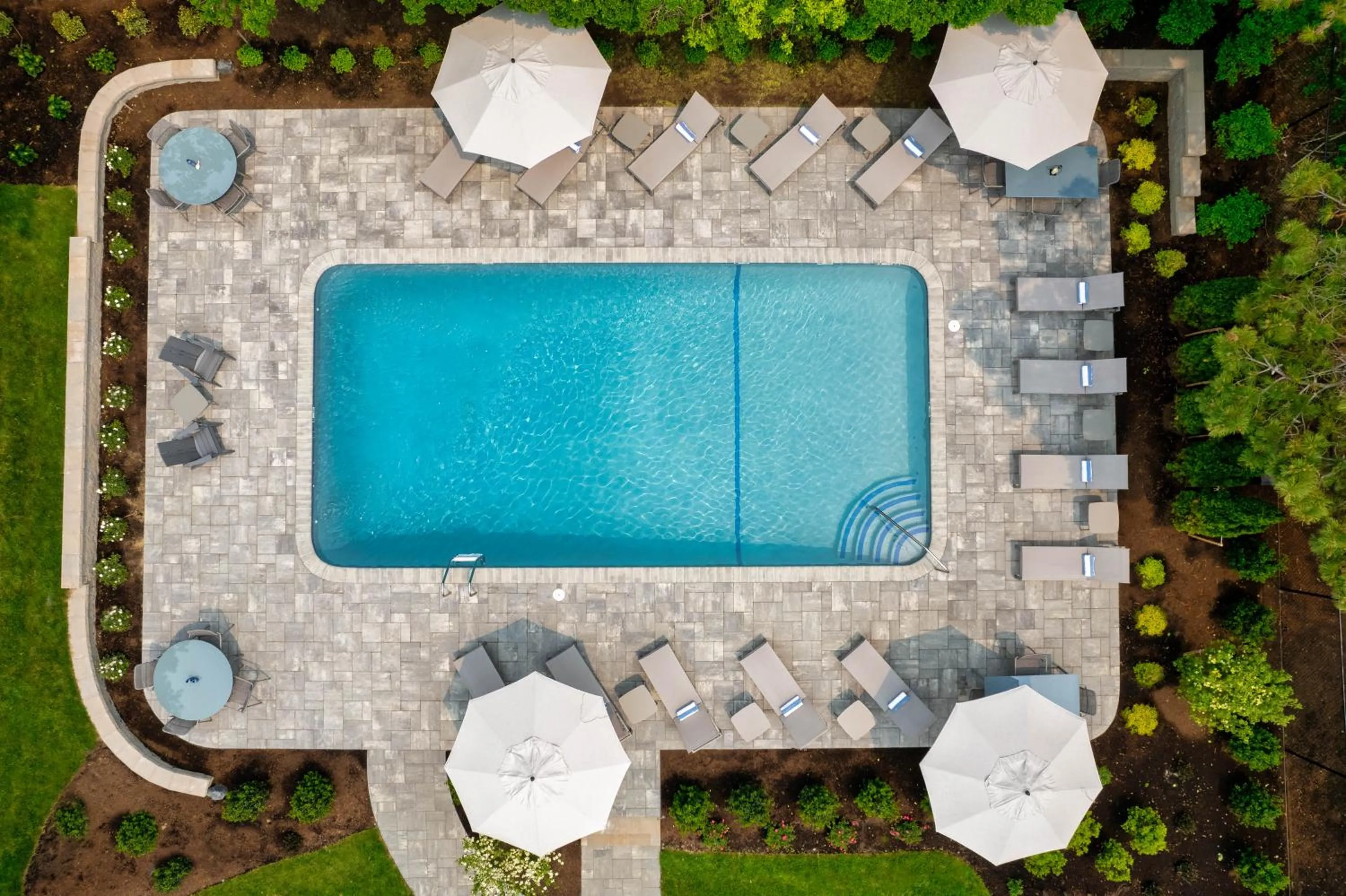 Swimming pool in Greyfinch Chatham Inn