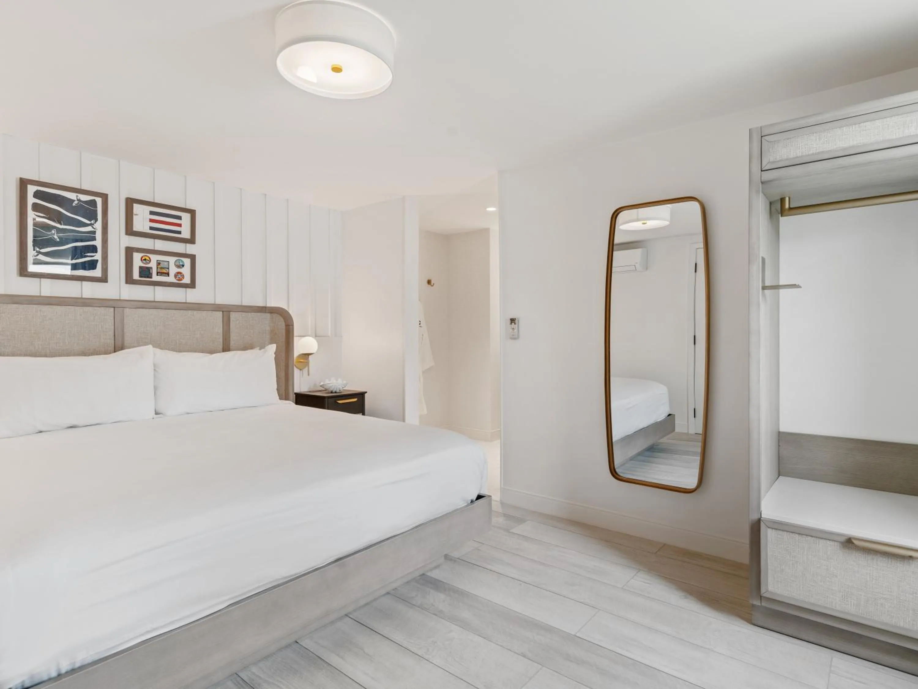 Bed in Greyfinch Chatham Inn