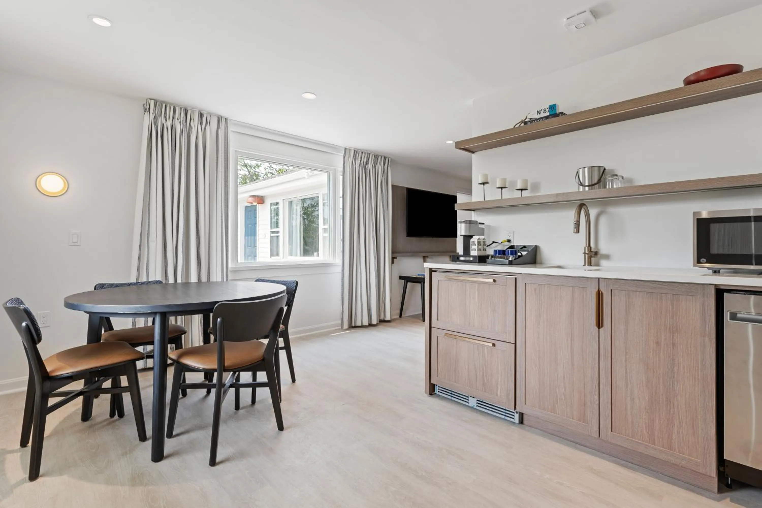 Kitchen or kitchenette in Greyfinch Chatham Inn