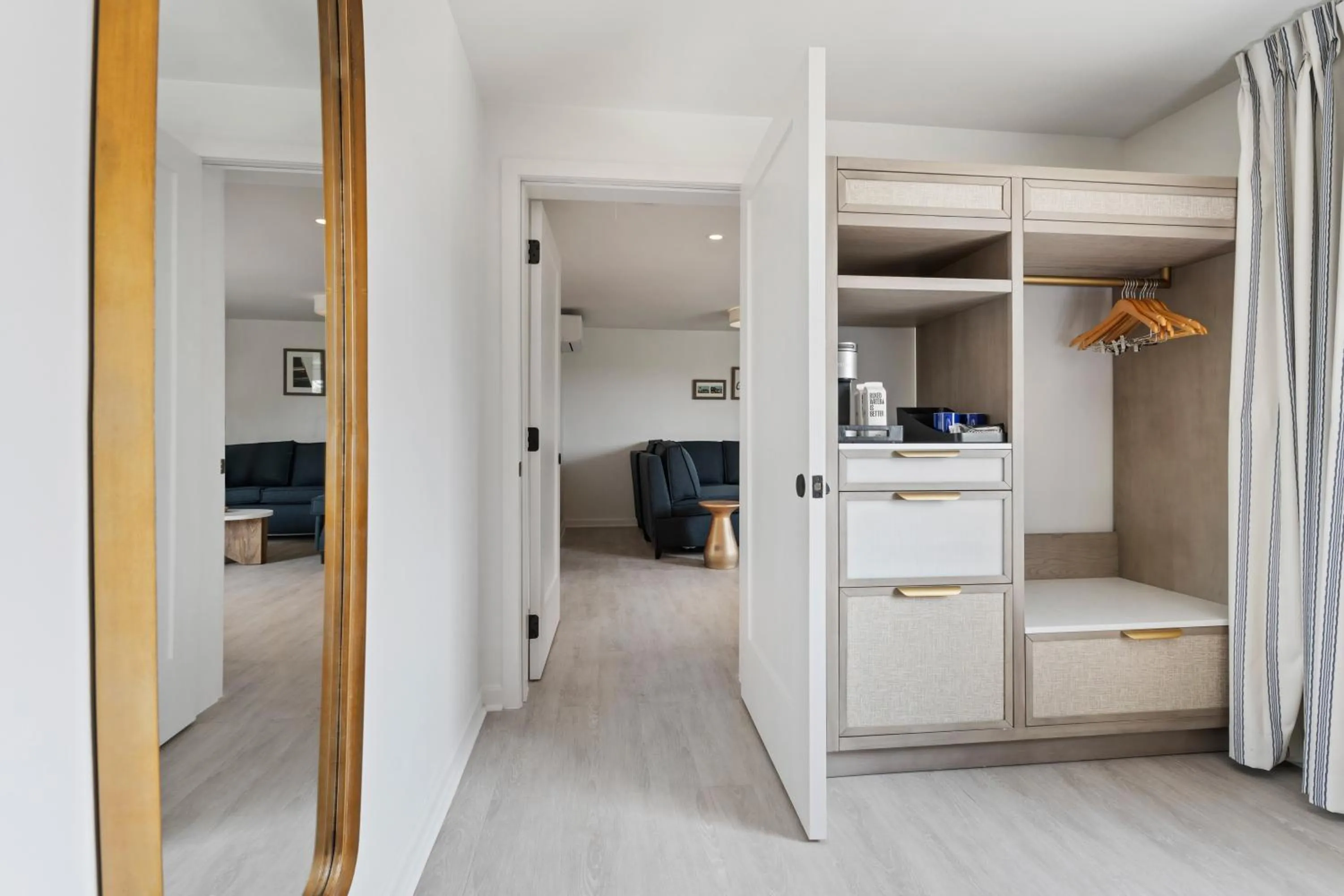 wardrobe, Bed in Greyfinch Chatham Inn