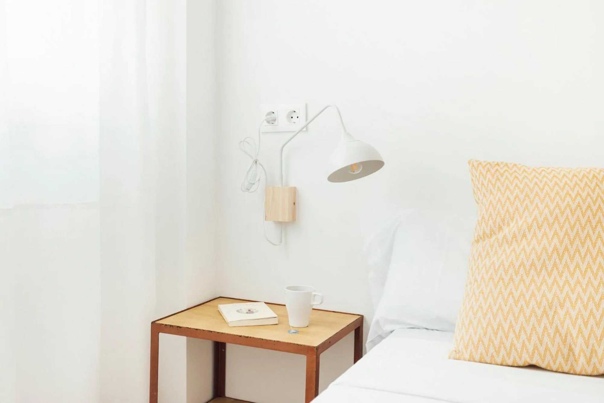 Garden view, Bed in Casa Jam Barcelona