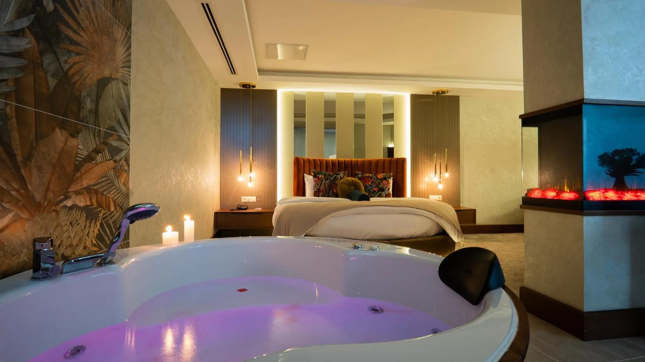 Hot Tub, Bed in Motel Heksapolis