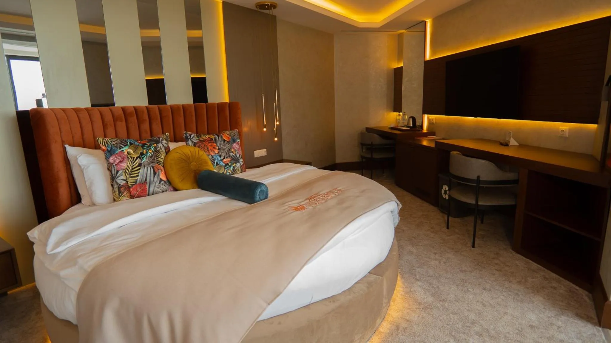 Bed in Motel Heksapolis