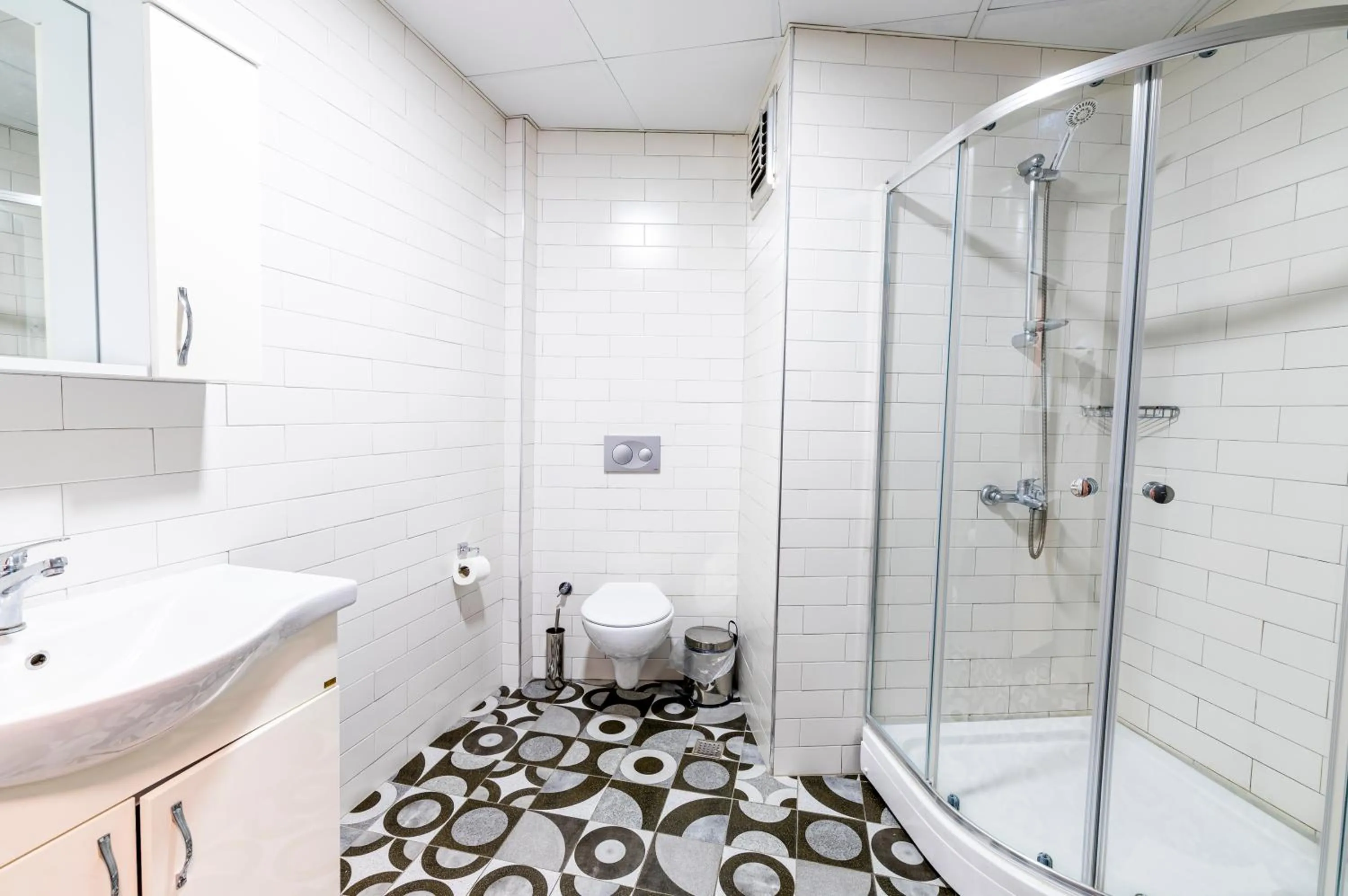 Shower in Royal Luxury Hotels Suites