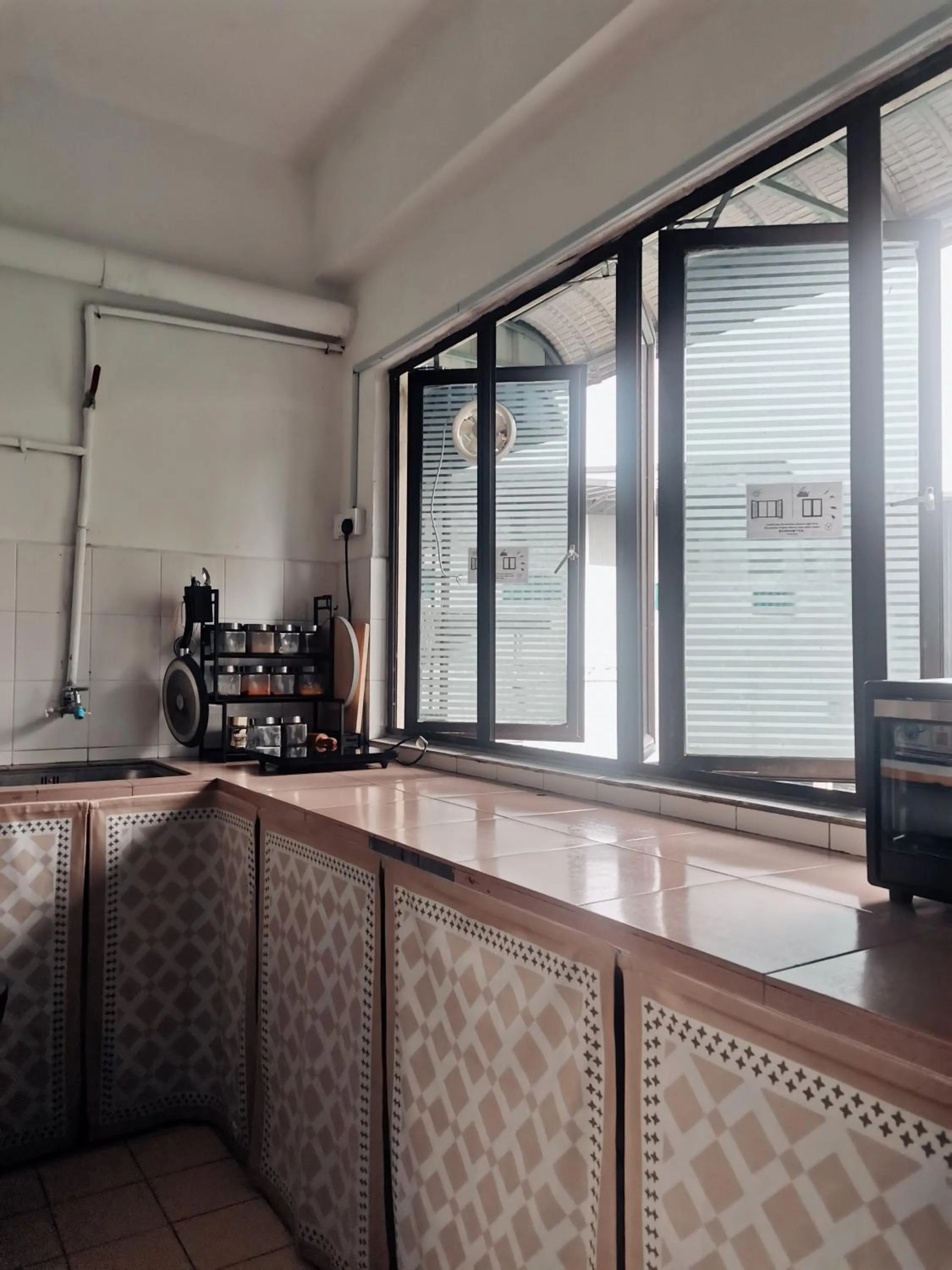 kitchen in Sabai Sabai Guesthouse in Bayan Lepas