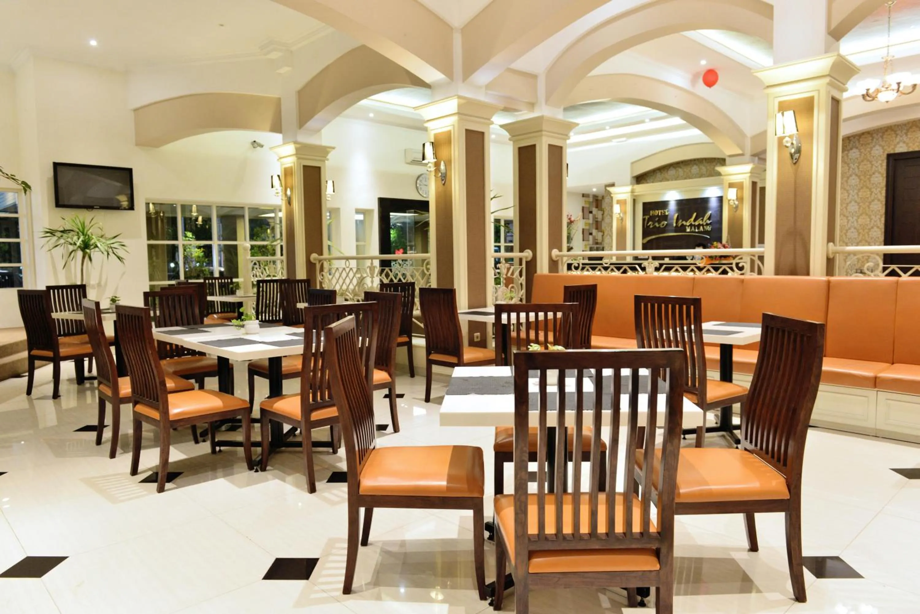 Restaurant/places to eat in Hotel Trio Indah 2