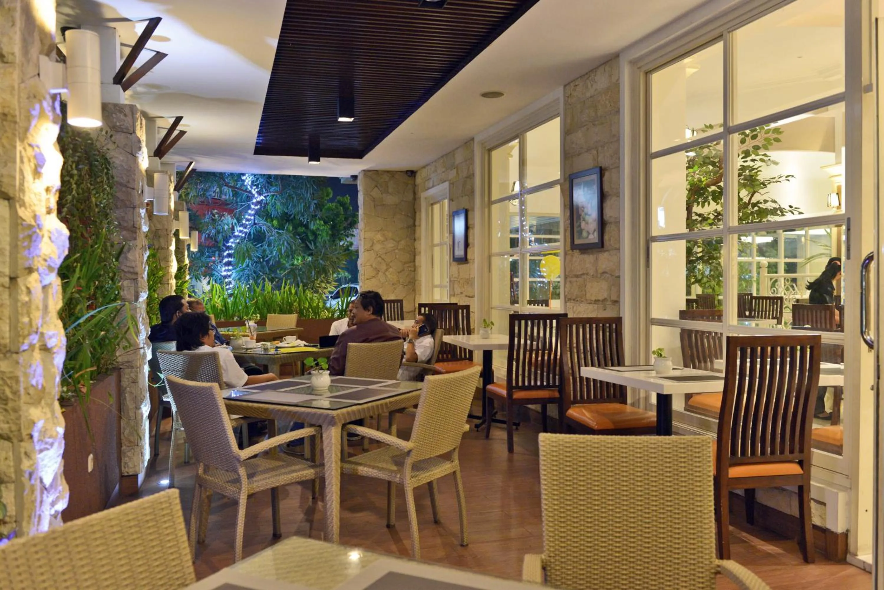 Restaurant/places to eat in Hotel Trio Indah 2