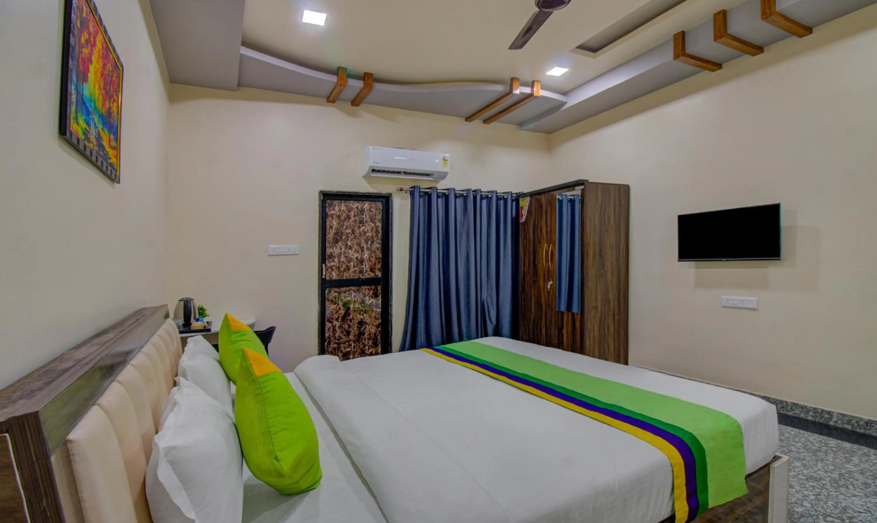 TV and multimedia, Bed in Treebo Royal, Chandrapur