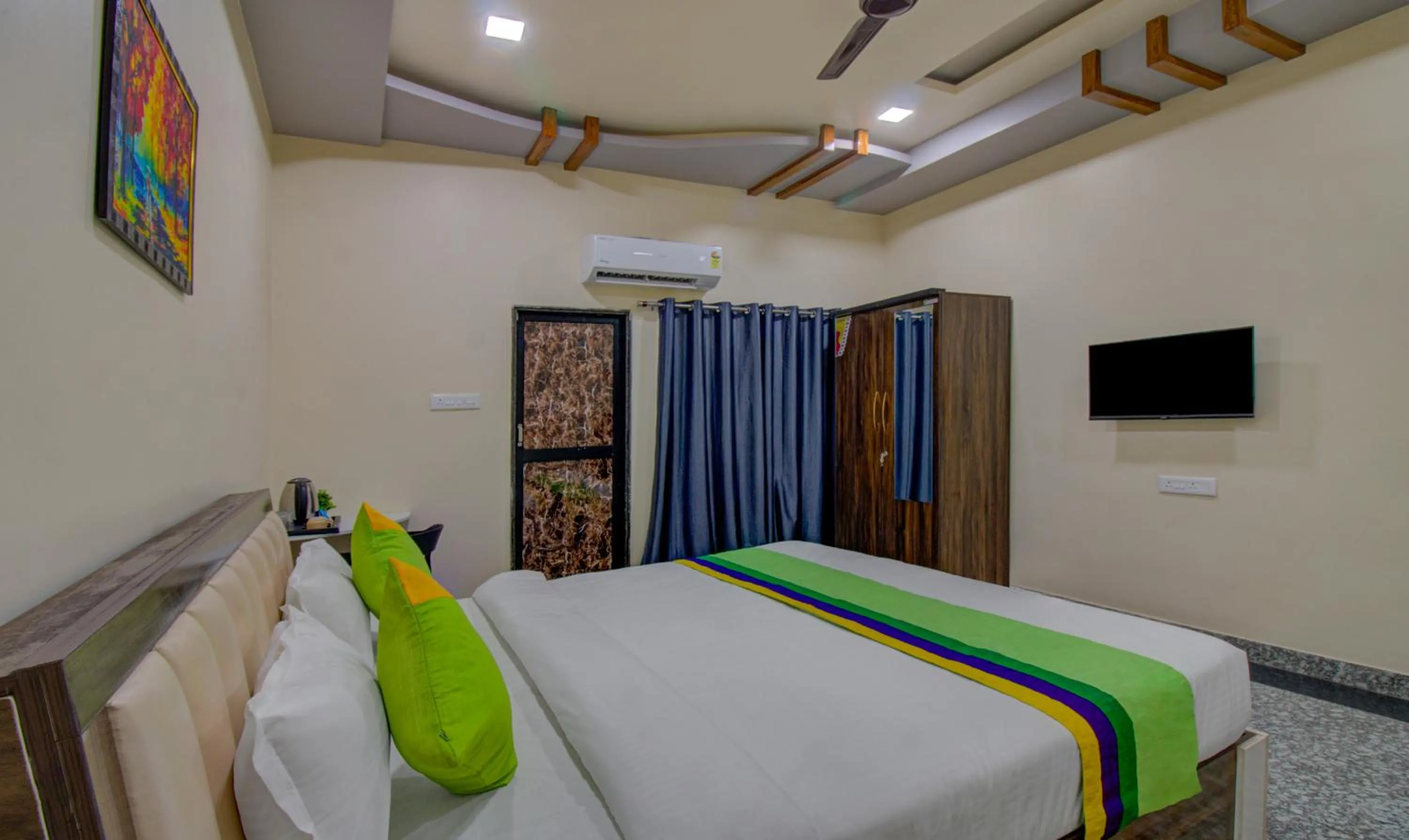 TV and multimedia, Bed in Treebo Royal, Chandrapur