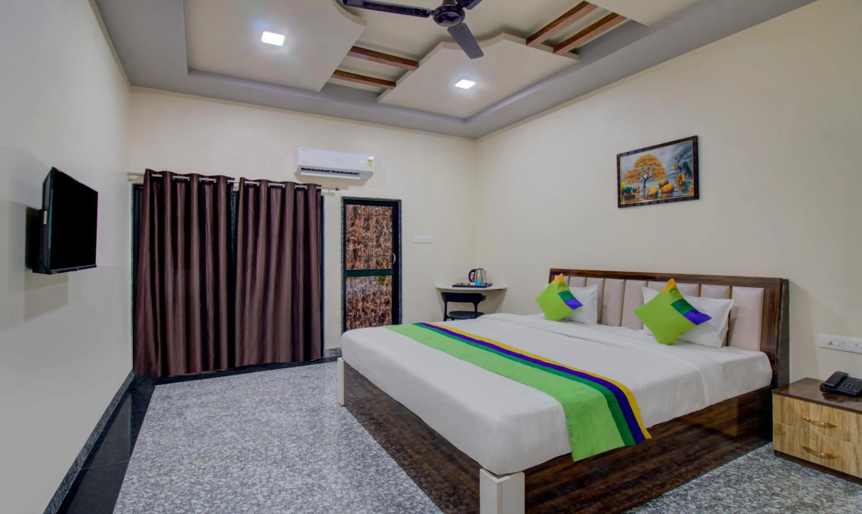 TV and multimedia, Bed in Treebo Royal, Chandrapur