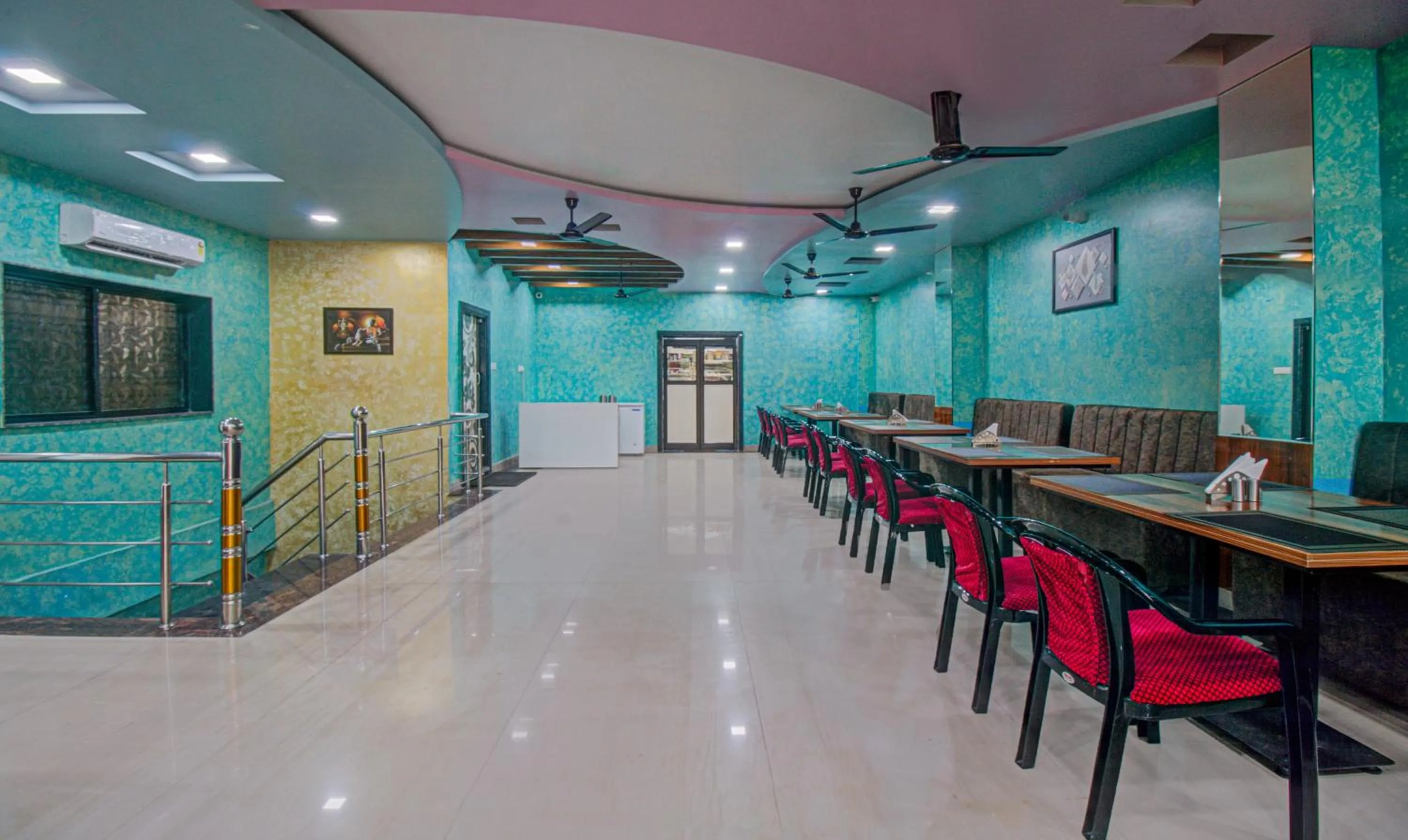 Restaurant/places to eat in Treebo Royal, Chandrapur