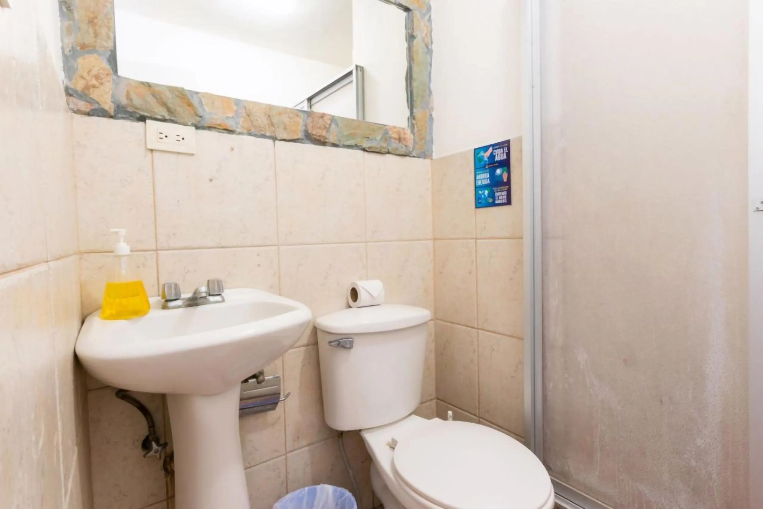 Toilet in HOSTAL DEL RÍO