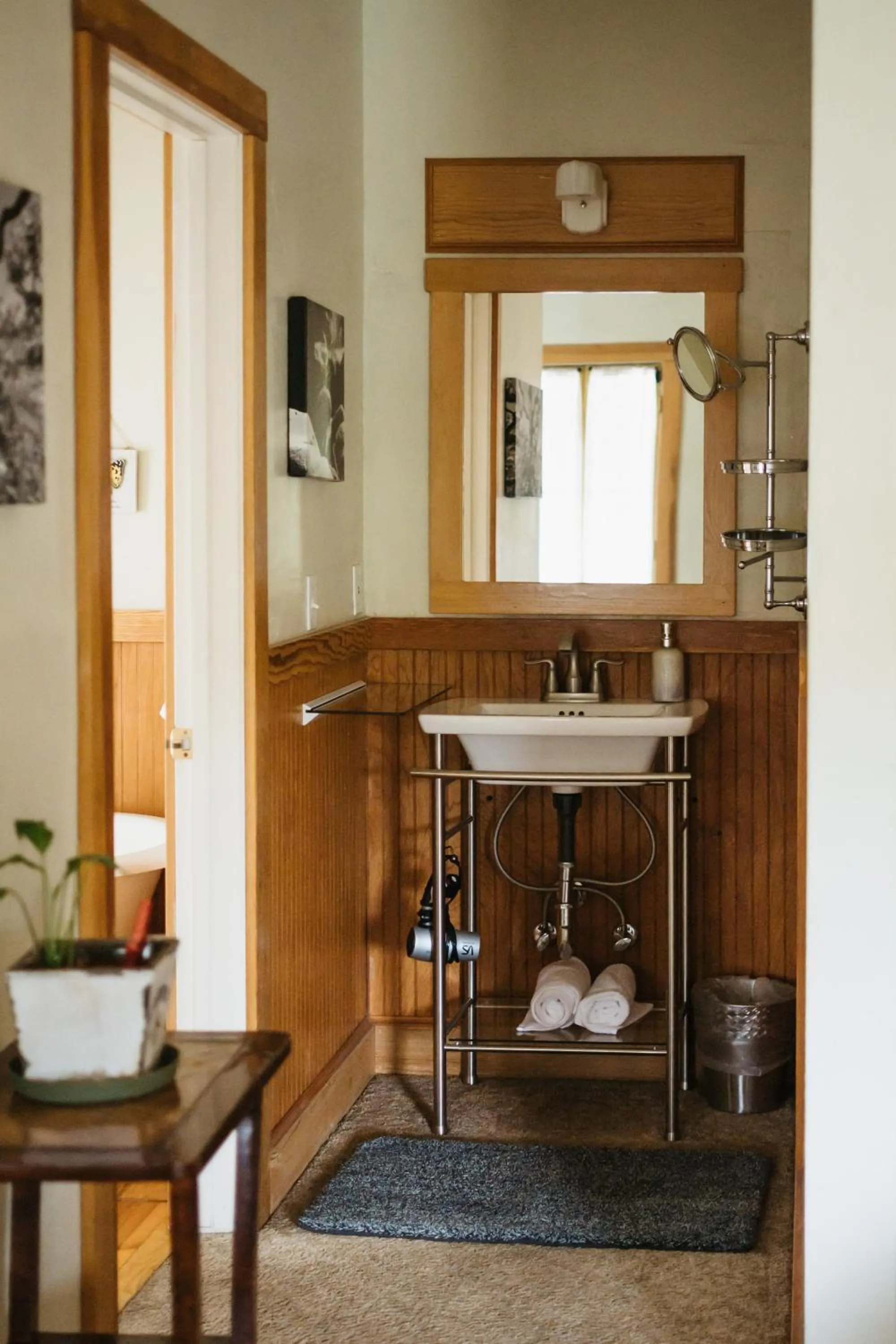 Bathroom in Volcano Union Inn and Pub
