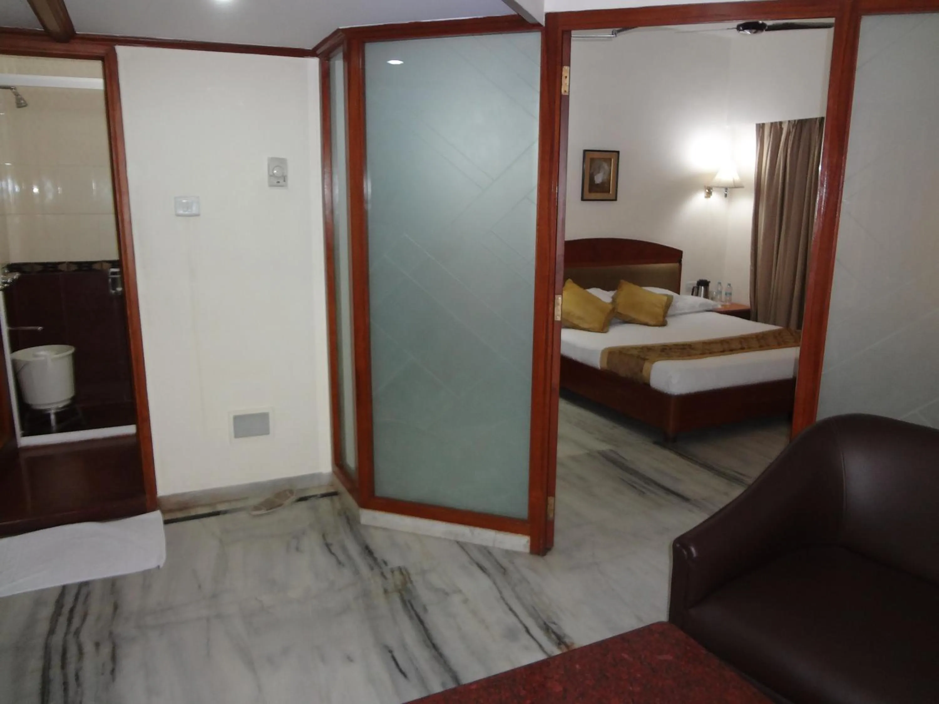 Photo of the whole room, Bed in Daspalla Executive Court