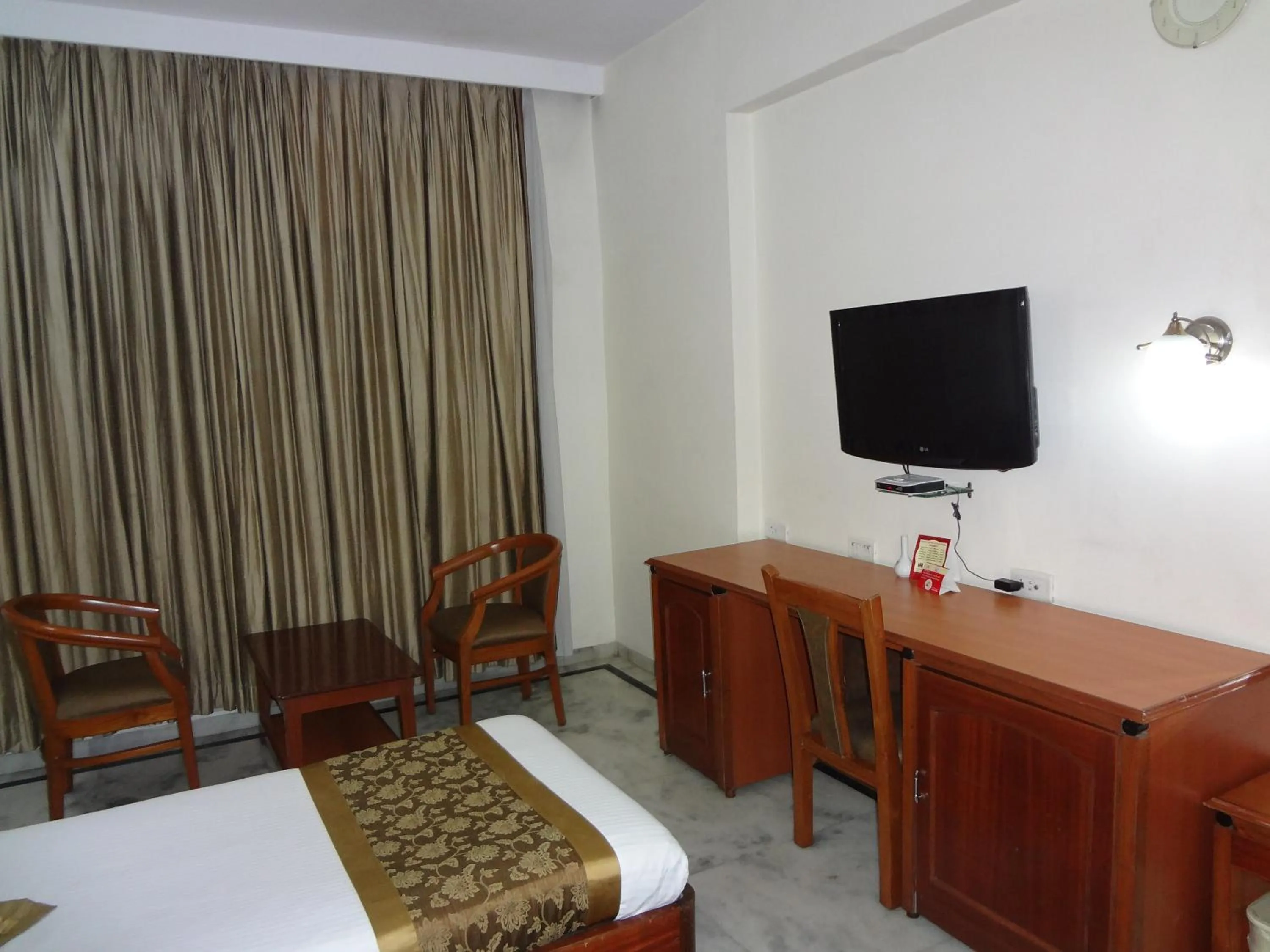 Photo of the whole room, Bed in Daspalla Executive Court