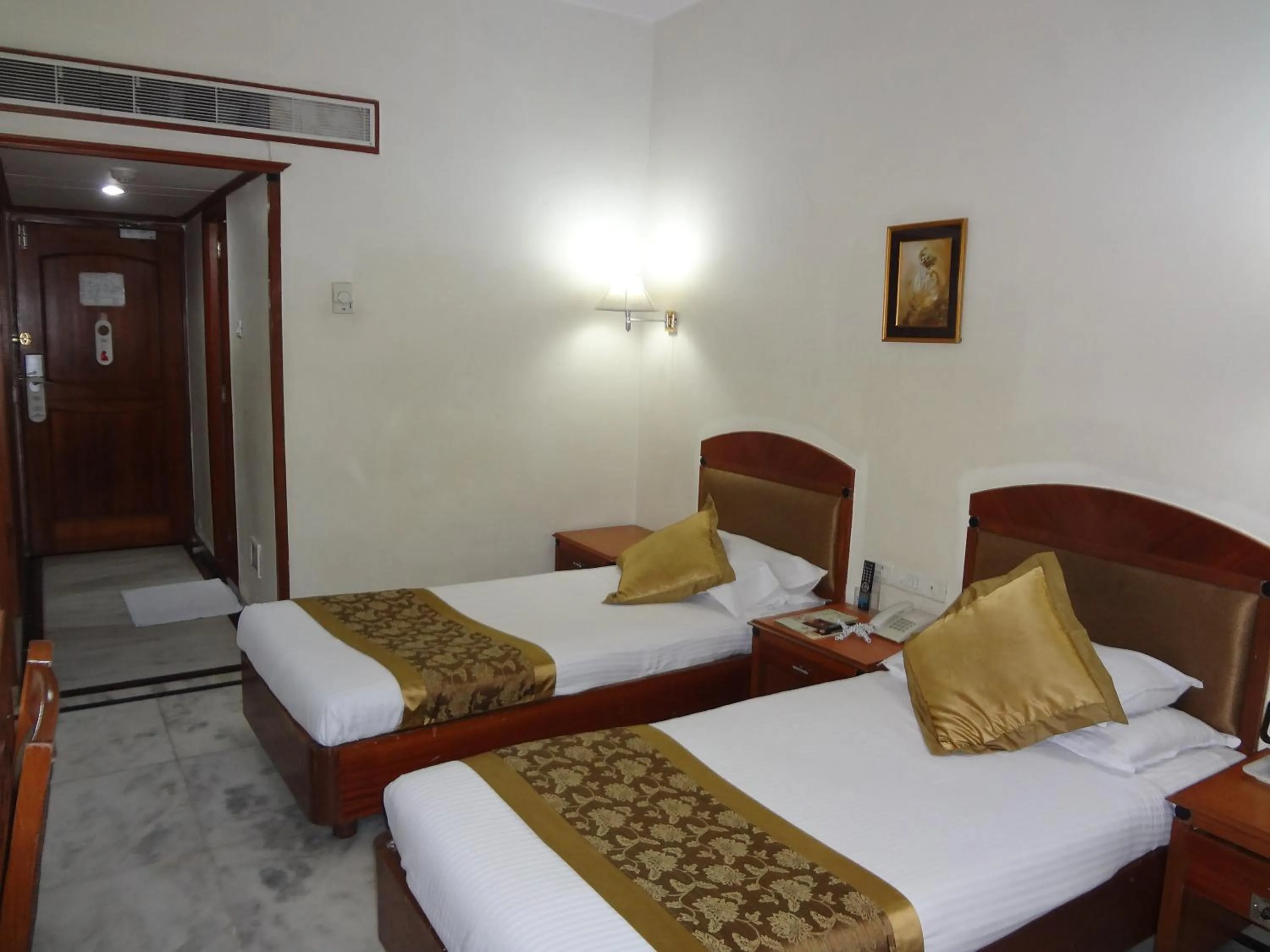 Photo of the whole room, Bed in Daspalla Executive Court