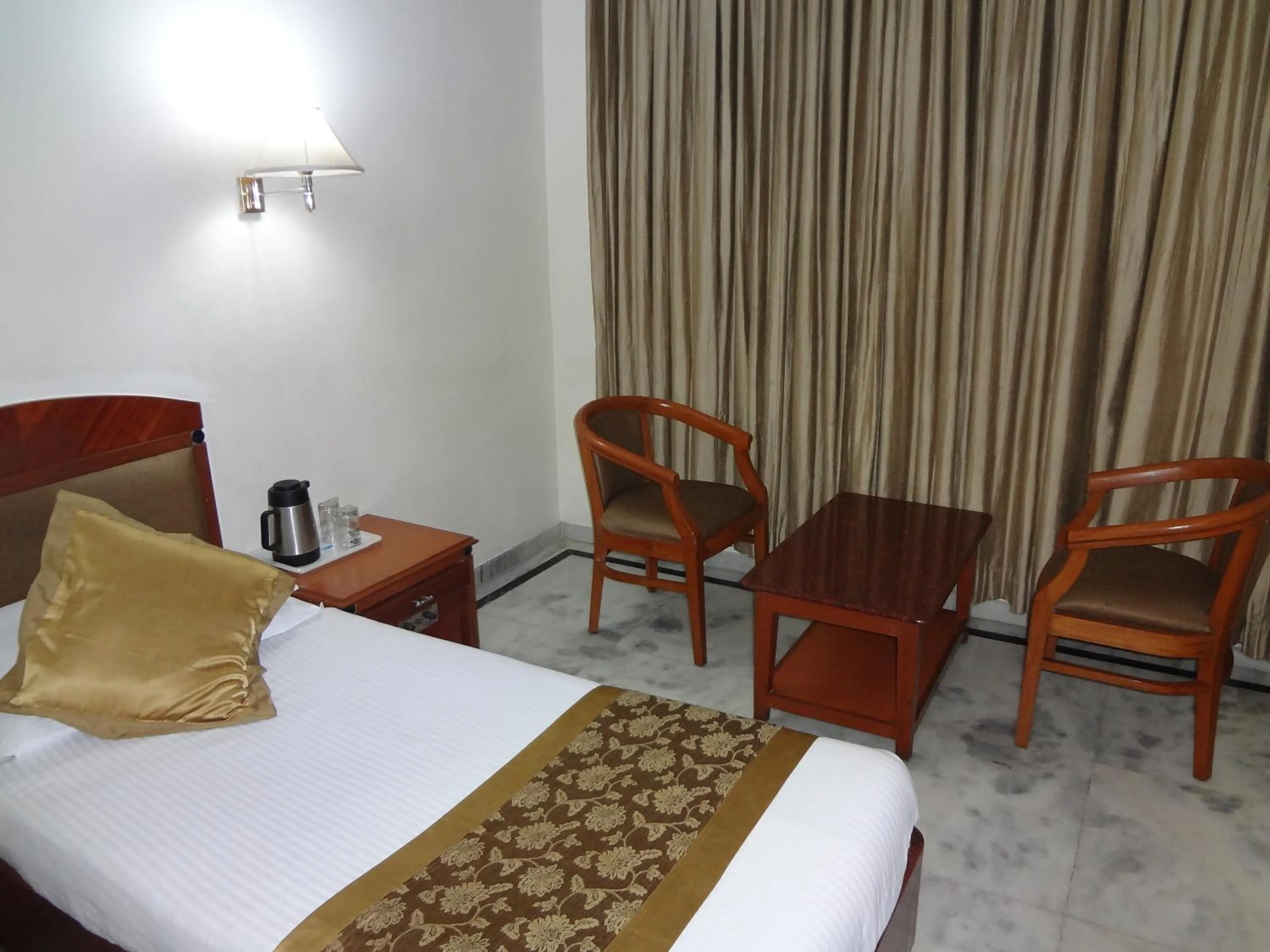 Photo of the whole room, Bed in Daspalla Executive Court