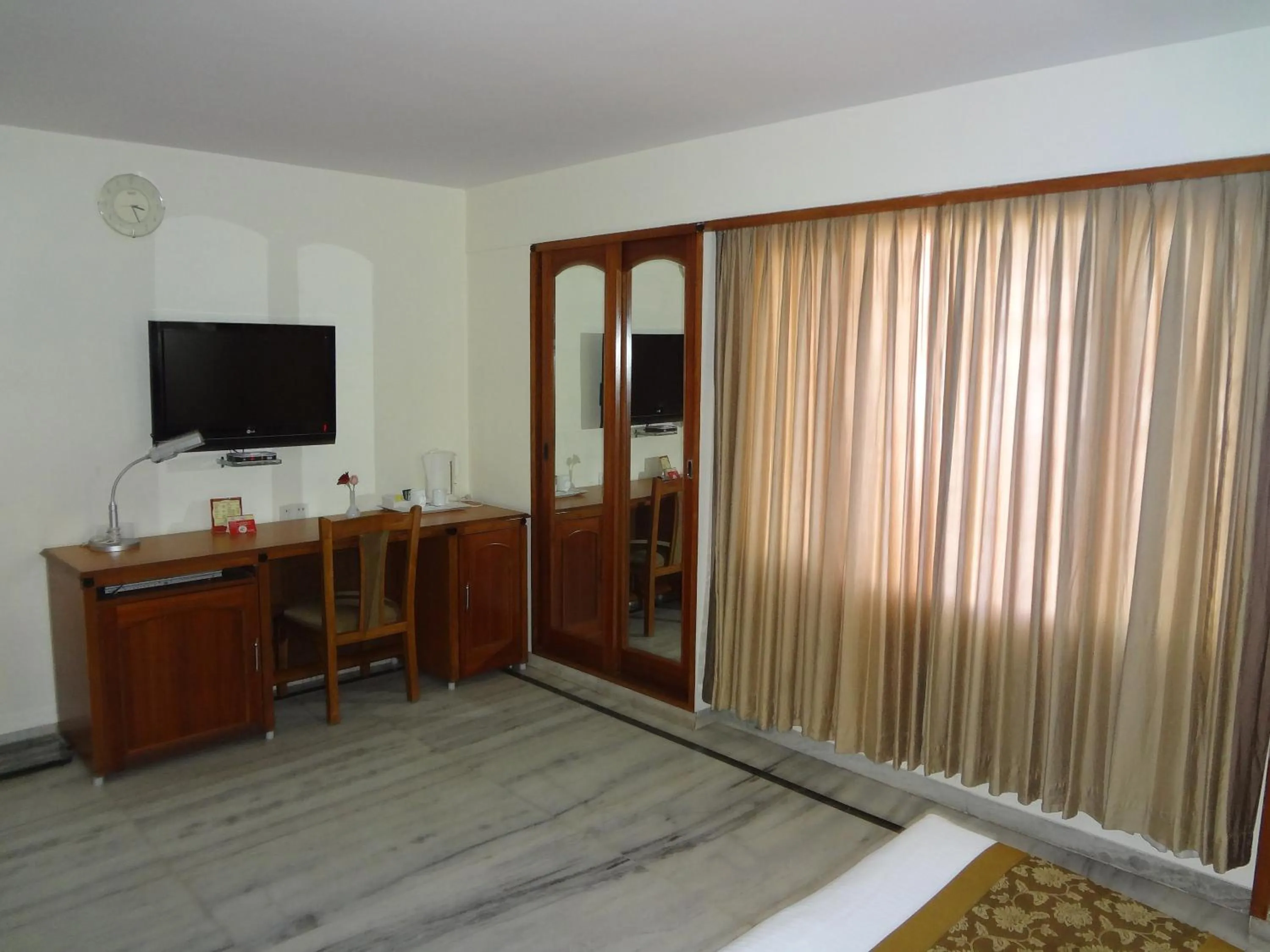 Photo of the whole room in Daspalla Executive Court