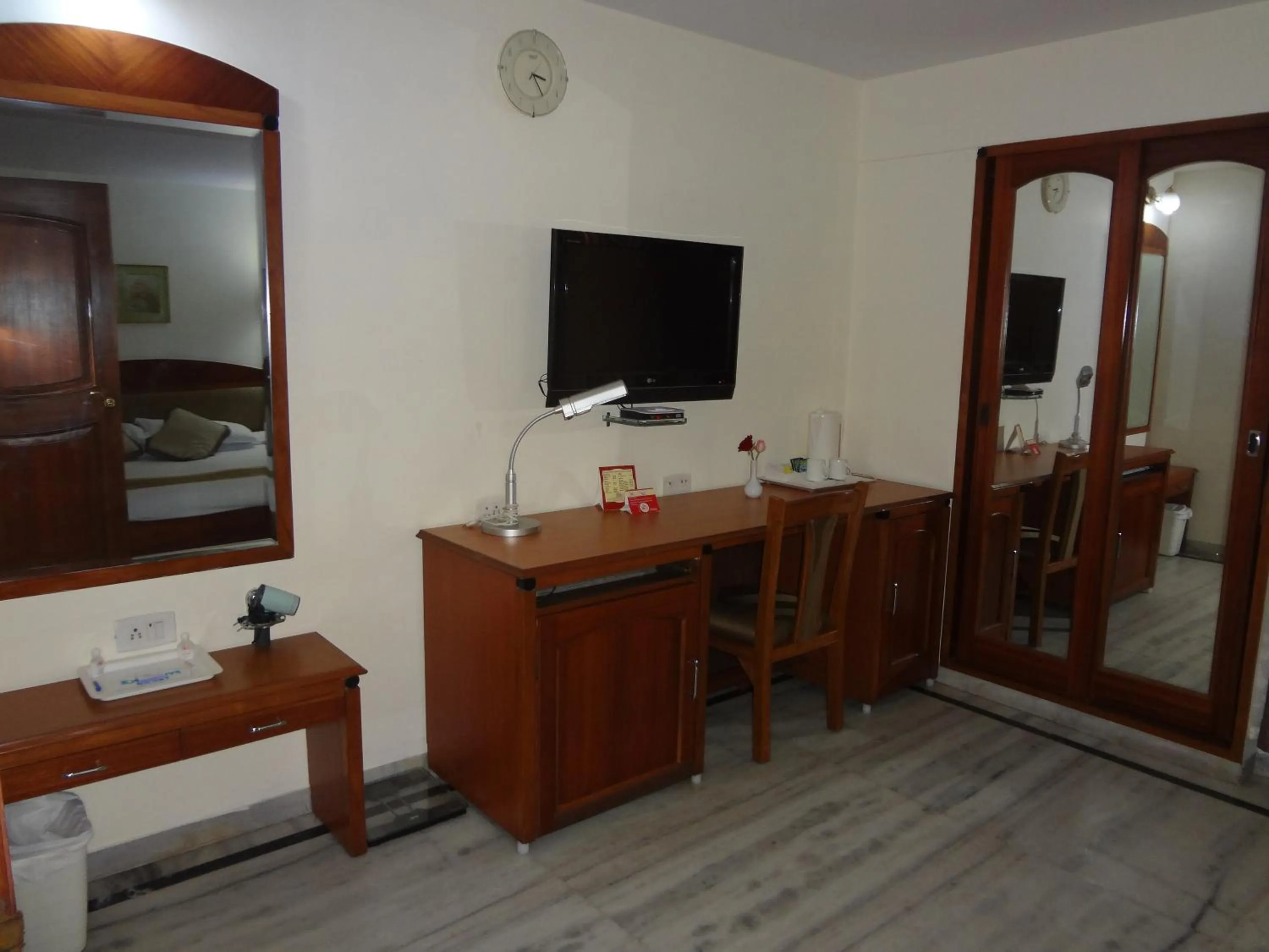 Photo of the whole room in Daspalla Executive Court